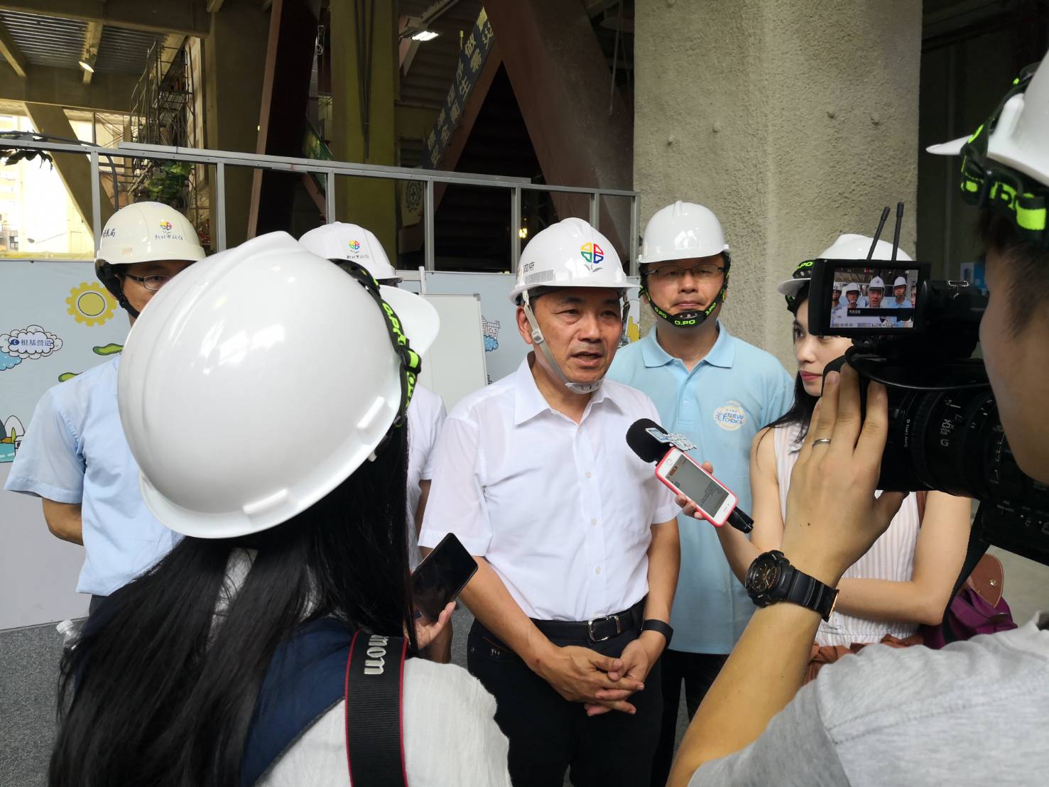 新北市長侯友宜今日（8/25）走訪新店區公所舊址，關心即將完工的「新北市新店區行政生活園區公辦都更案」