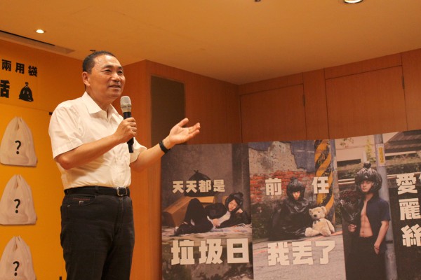 侯市長介紹新北市環保文創，結合新美學、新創生，發行限定版環保兩用袋