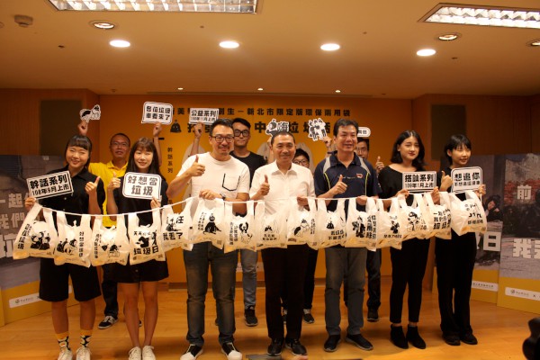 侯市長與設計限定版兩用袋的台藝大老師及學生合影