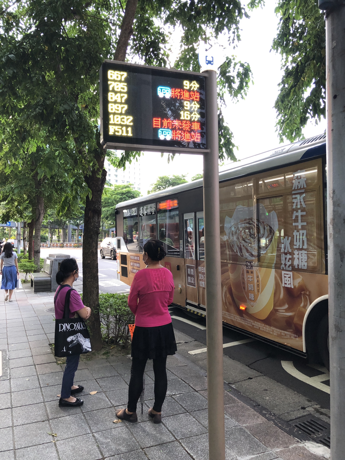 4年完成智慧公車站牌2200座