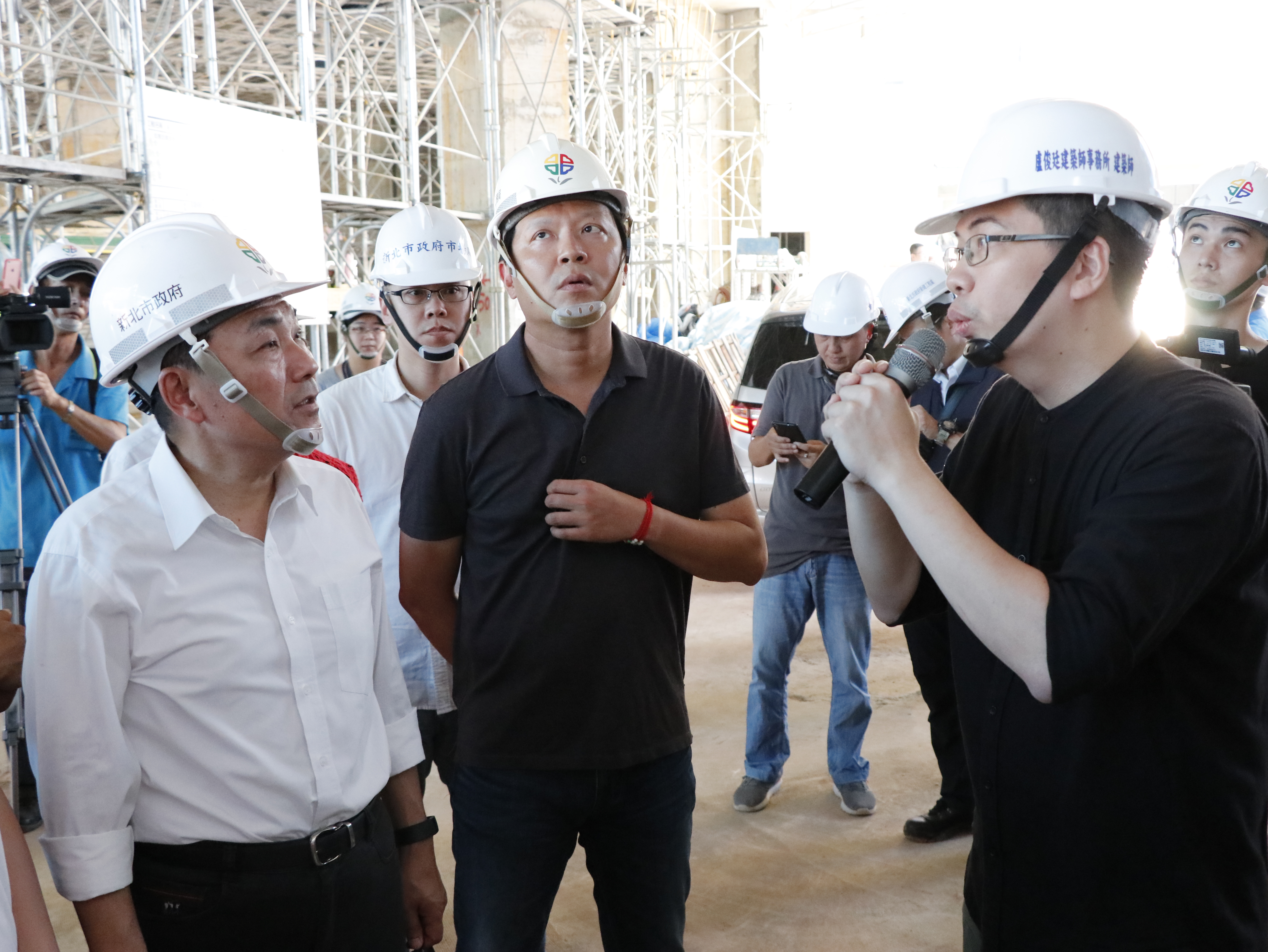 市長侯友宜(左)聽取林口市場工程人員簡報