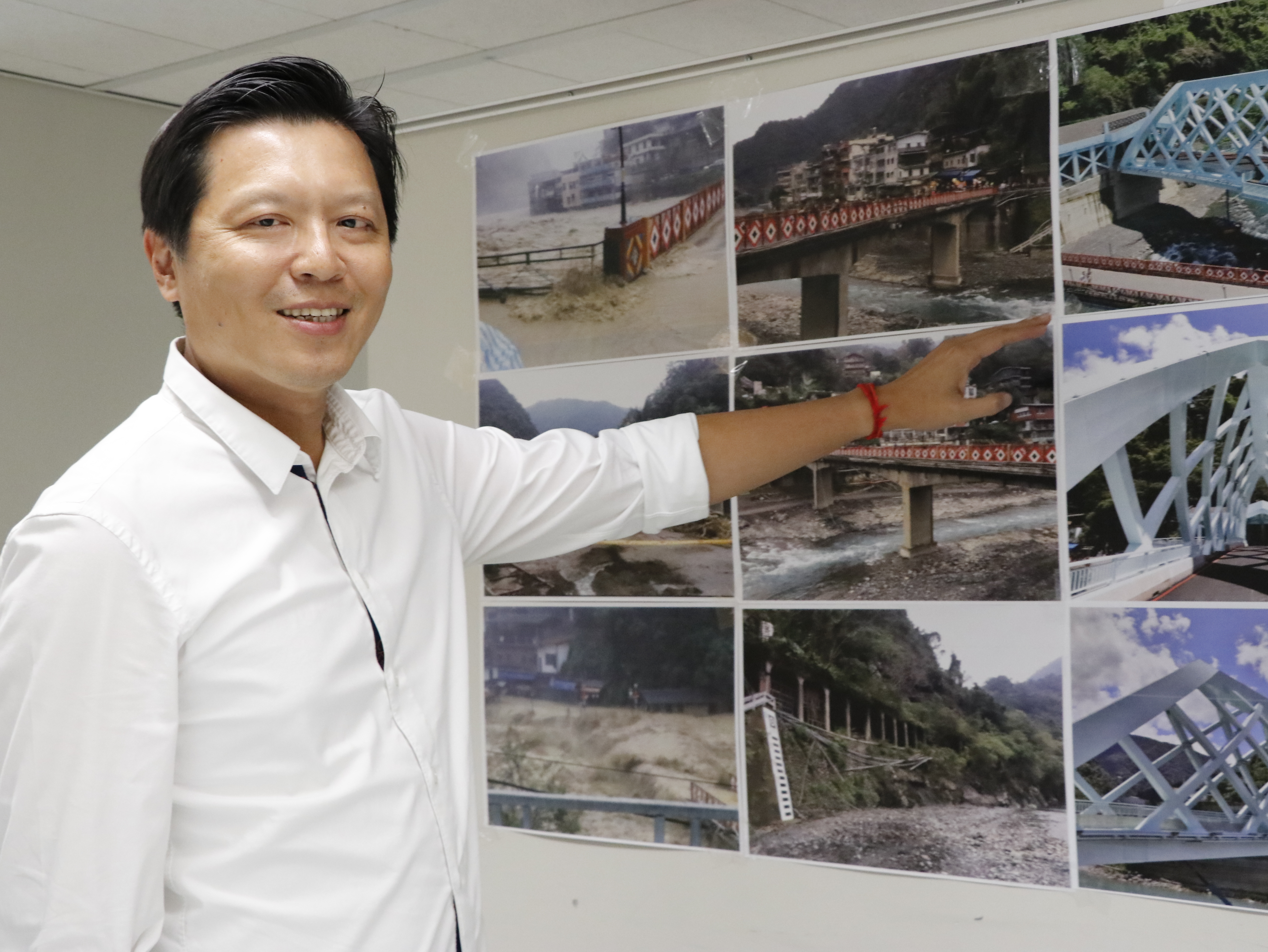 新北市工務局長朱惕之親自說明烏來覽勝橋啟用流程(二)