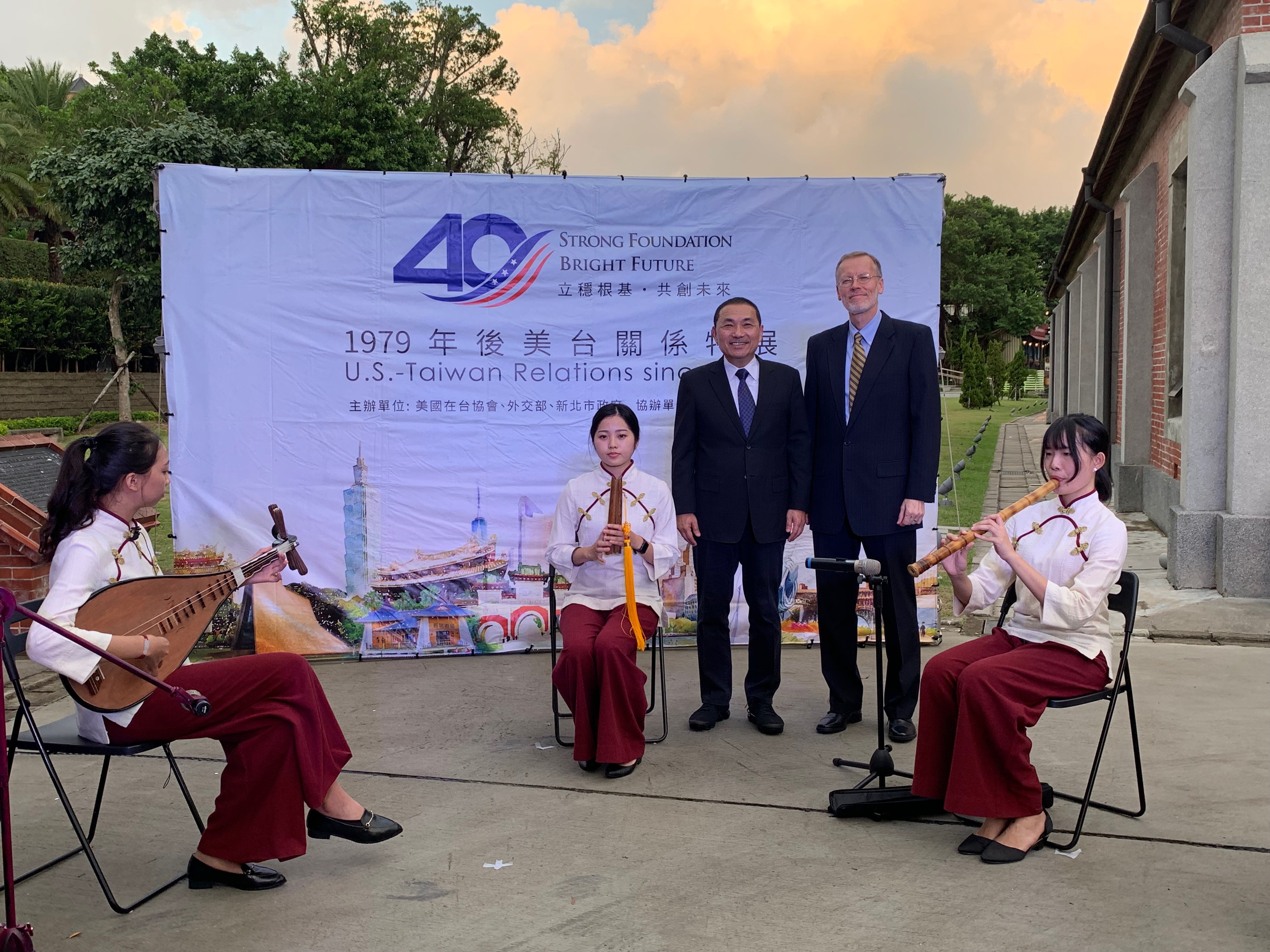 (左至右)市長侯友宜與美國在台協會處長酈英傑合照