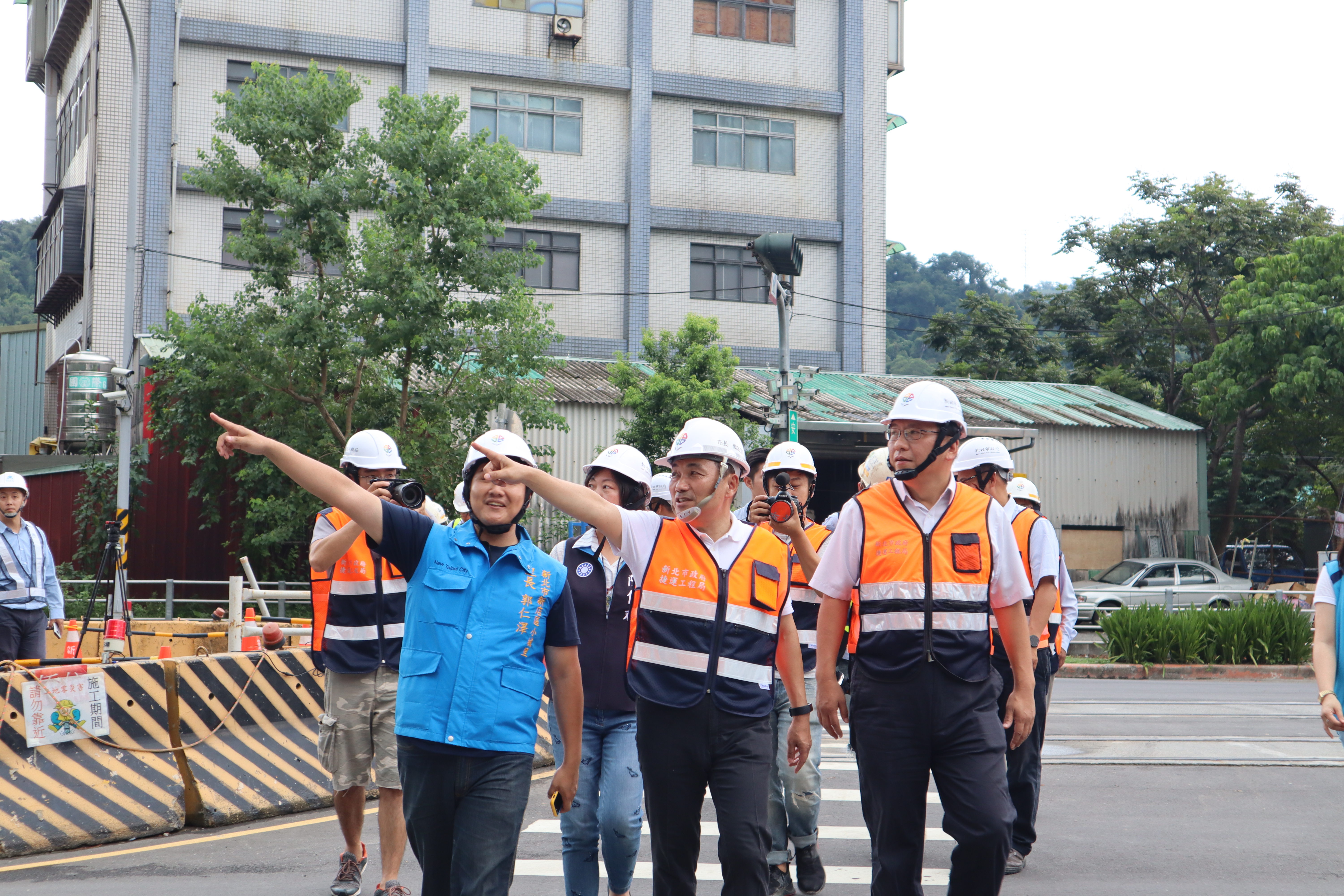 侯市長視察安坑輕軌工區