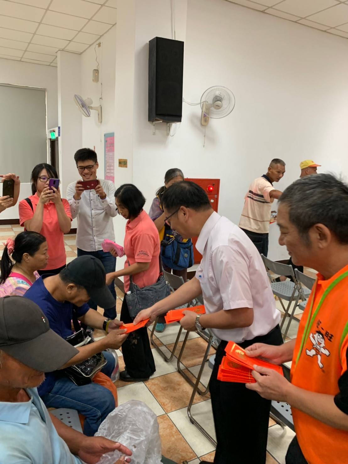 ç¤¾æå±å°å§æå¤å®åä»æåºéæèª²é·å¨å²ä»ï¼å³ï¼è´è´æ¯ä½è¡å500åç§ç¯ç´å
