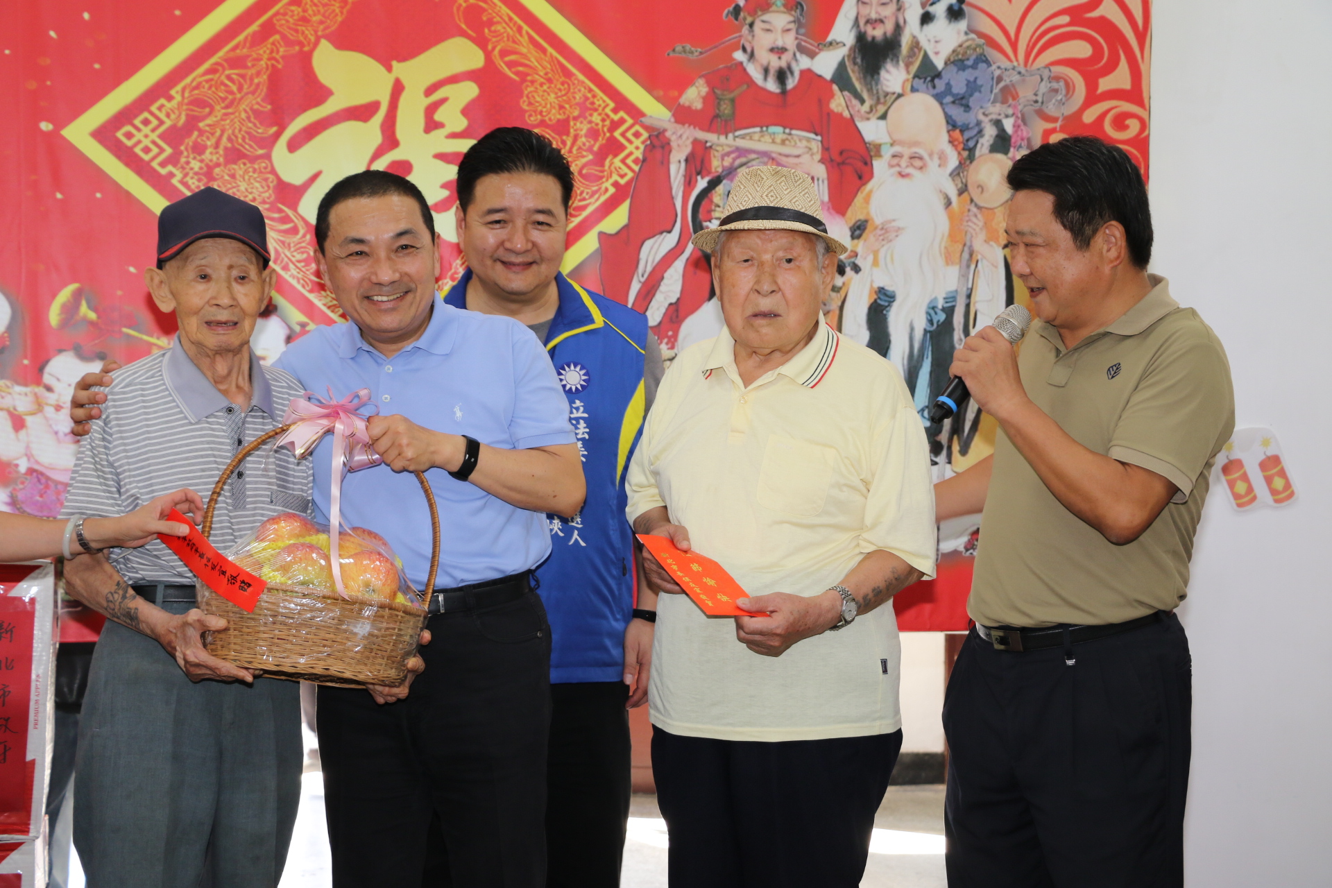侯友宜致贈秋節加菜金和水果禮盒   左1為張文業  右2為那鳳武 右1為榮家主任董龍泉