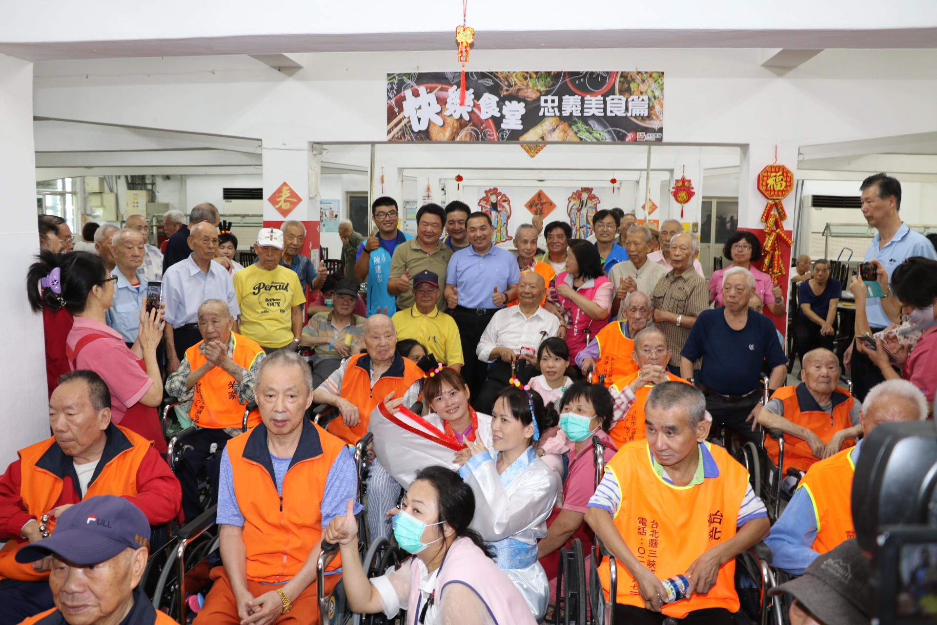 侯友宜慰訪榮家  受到榮民伯伯熱情的歡迎