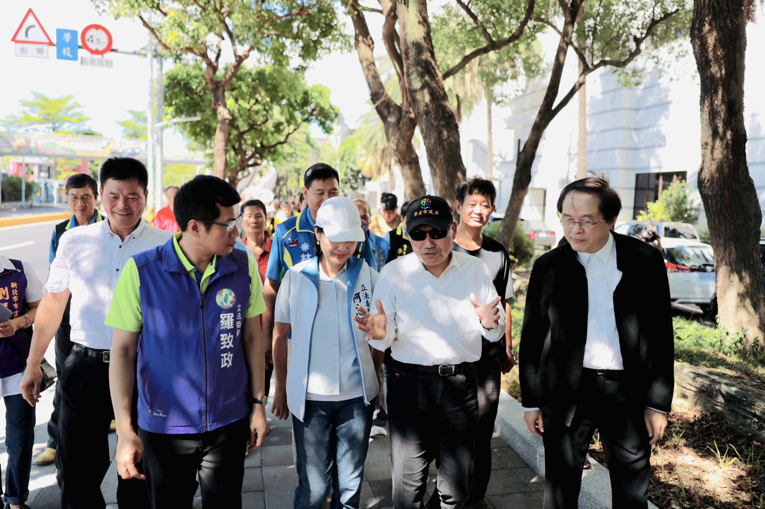 侯市長友宜與板國立台灣藝術大學陳校長志誠一同穿越打開圍牆後的綠色廊道
