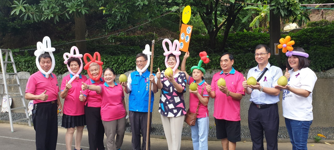 建德社區採收柚子讓居民吃