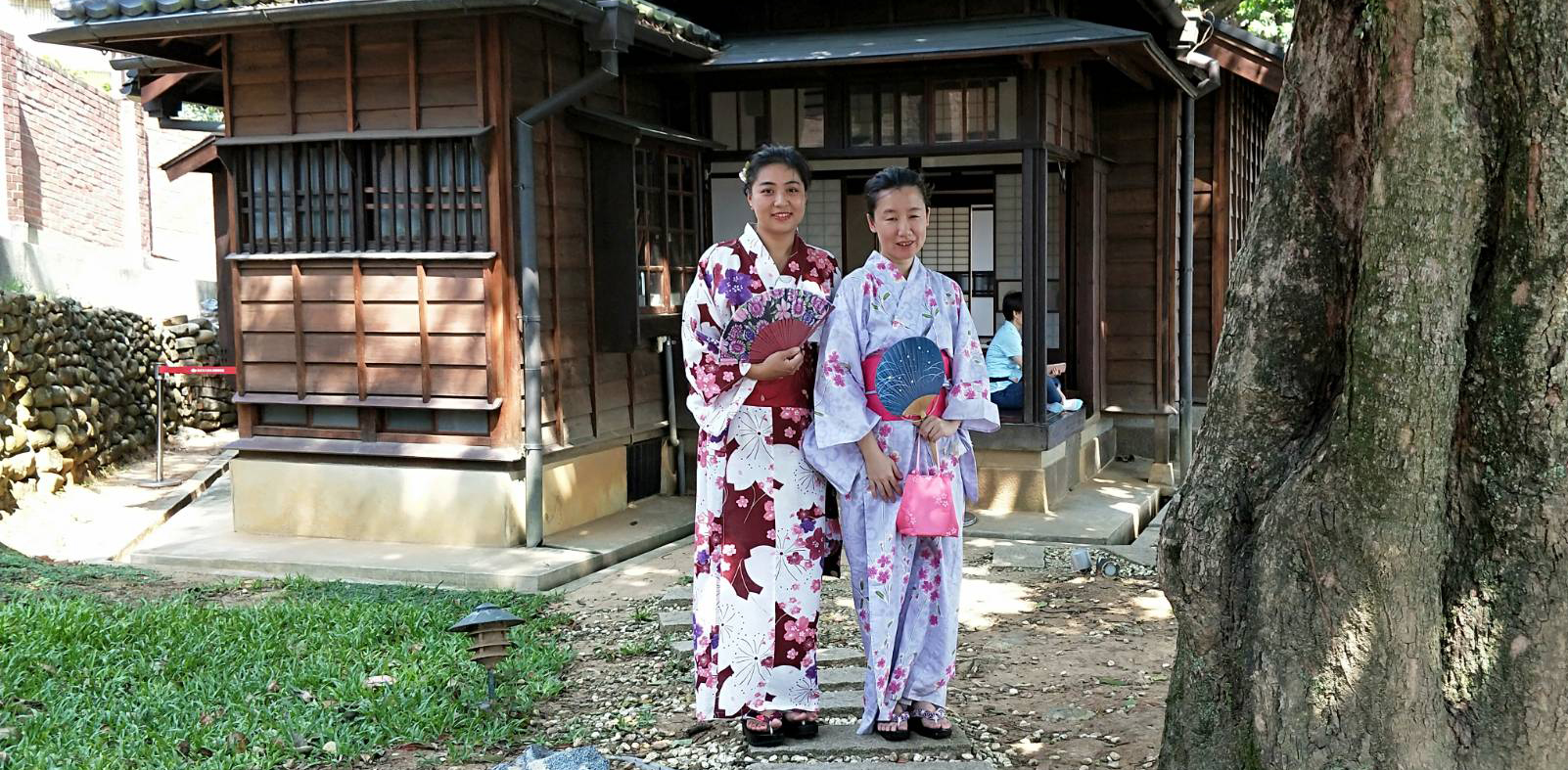 不需大老遠的舟車勞頓專飛日本，就能一秒立馬變身最傳統雅緻、日式風情的整體浴衣造型