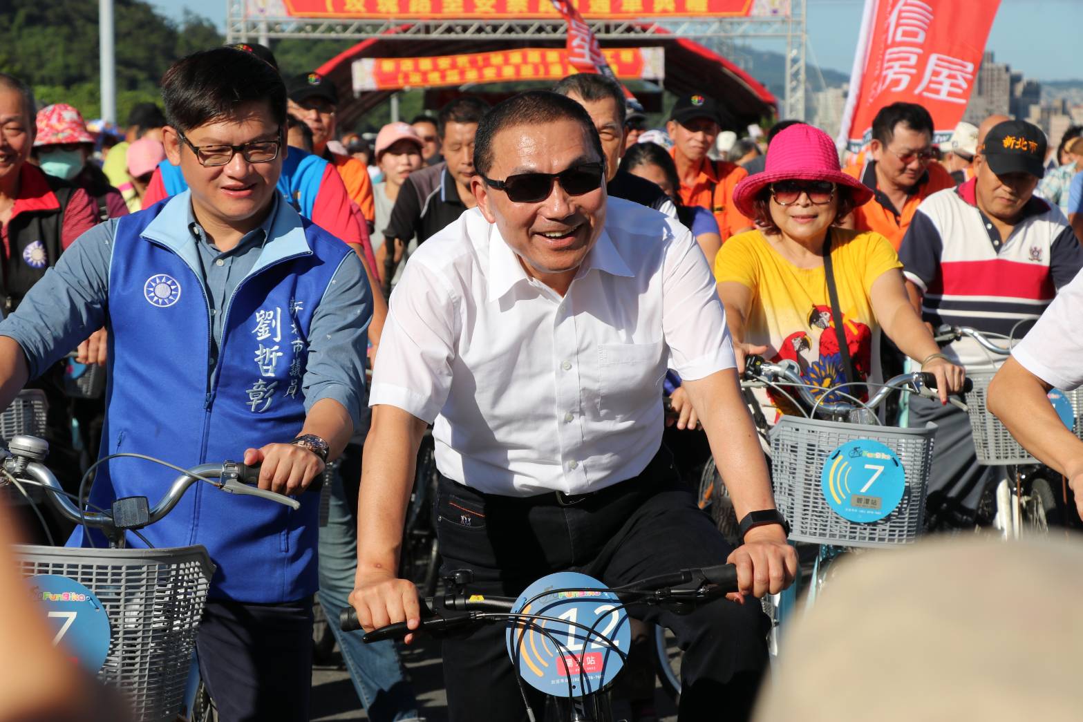 新北市長候友宜主持安坑一號玫瑰段通車典禮後，與民眾騎乘腳踏車