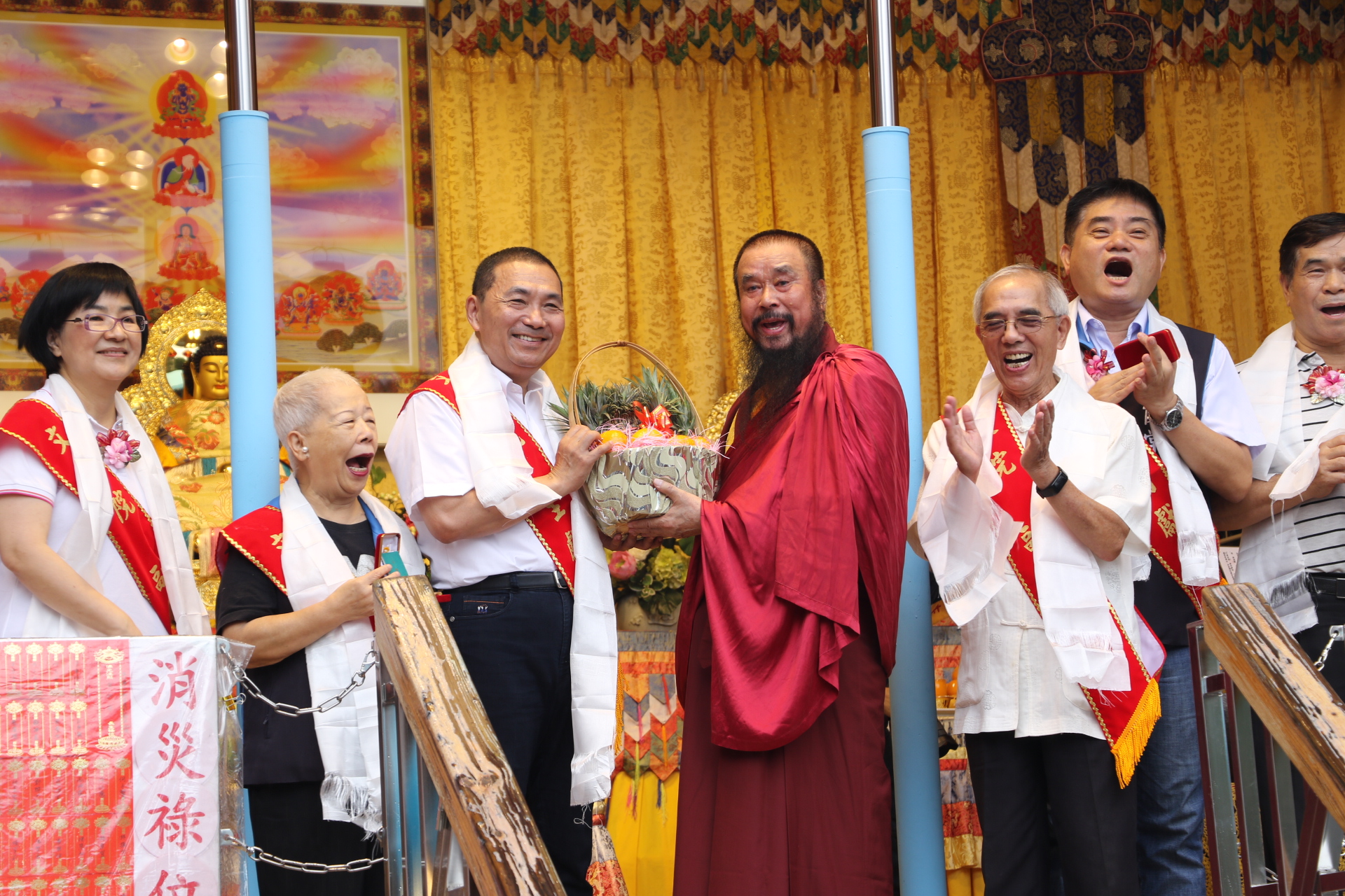 金剛上師特地送侯友宜一籃橘子  祝福市長施政大吉大利
