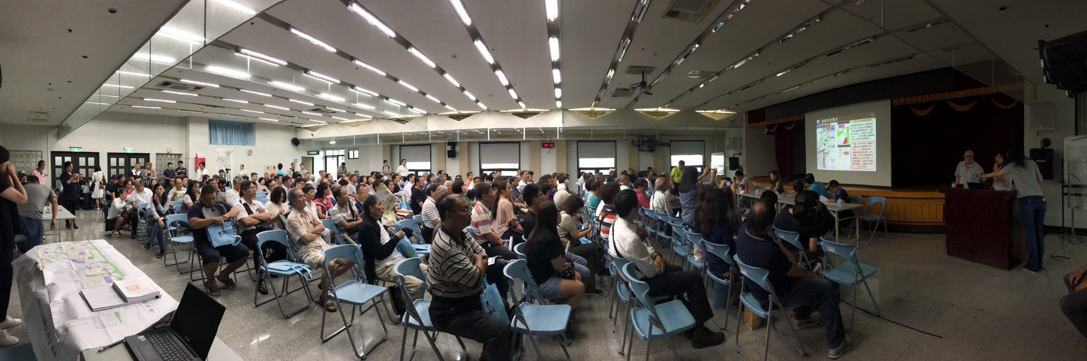 å¬éå±è¦½èªªææå¸å¼è¿300ä½æ°ç¾å°å ´