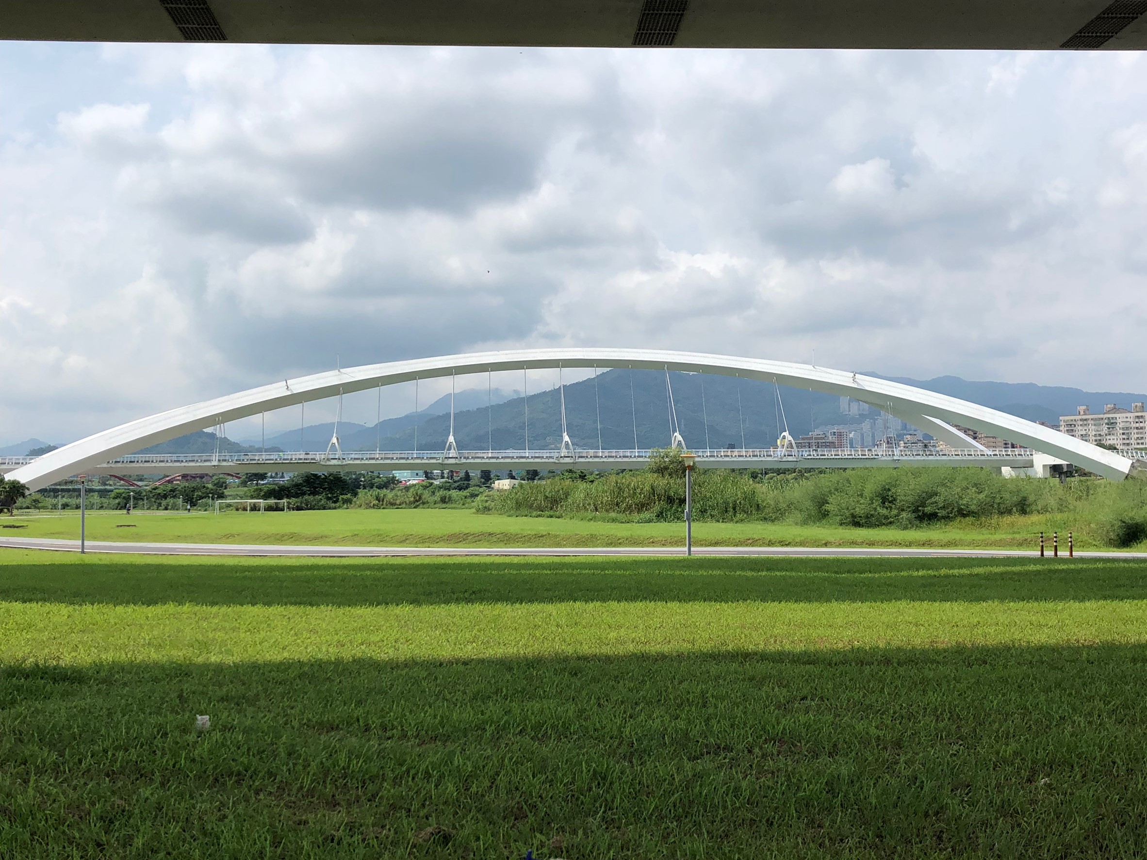 陽光公園綠草如茵，假日時更適合闔家親子踏青活動