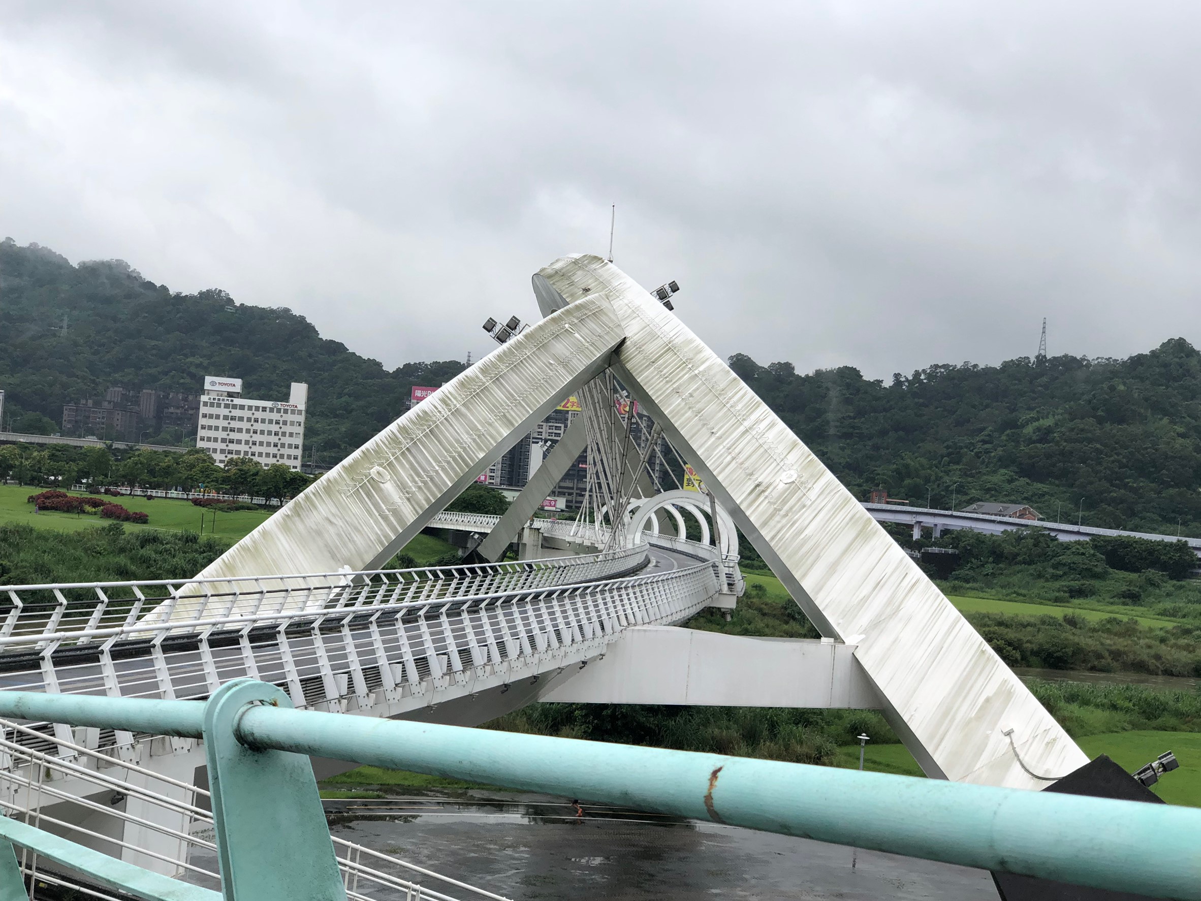 原陽光橋上的髒污