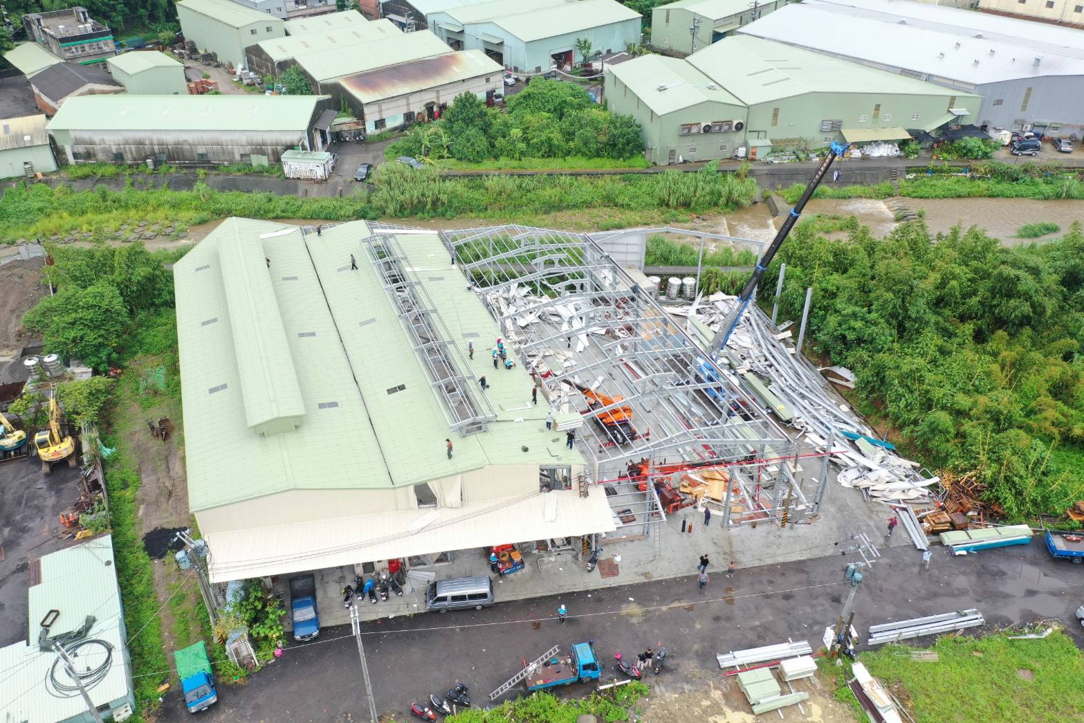 新北市以無人機巡查到違規業者正在搭蓋大型違建鐵皮屋