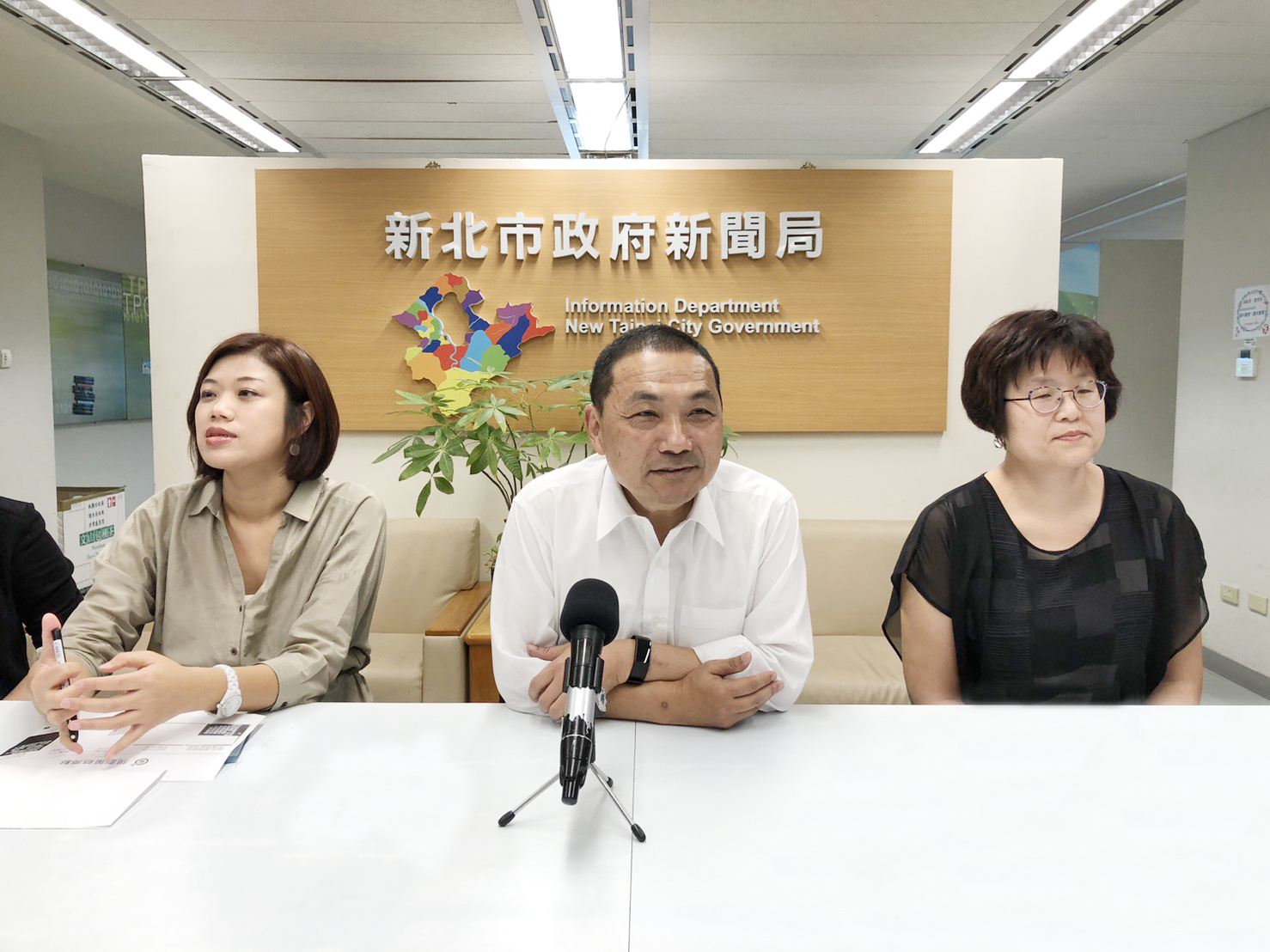 侯友宜(中)將於18日率隊赴新加坡、泰國、越南等3國，進行為期7天的市政考察行程