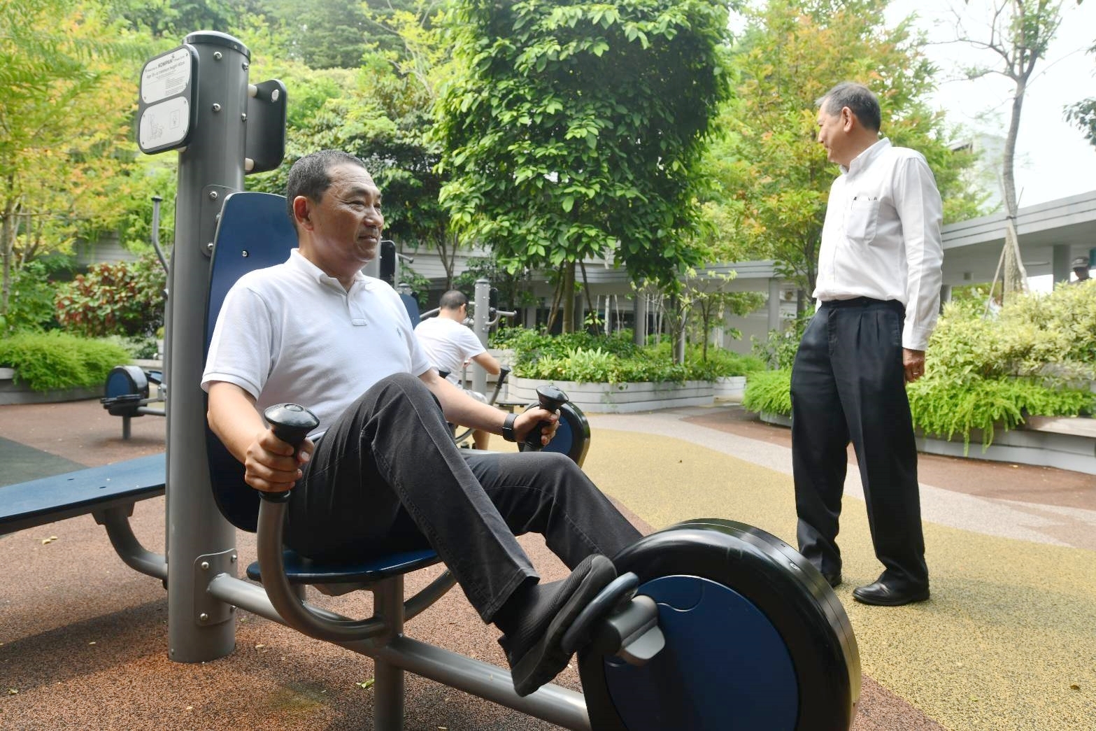 ▲侯市長體驗Kampung Admiralty運動健身器材。