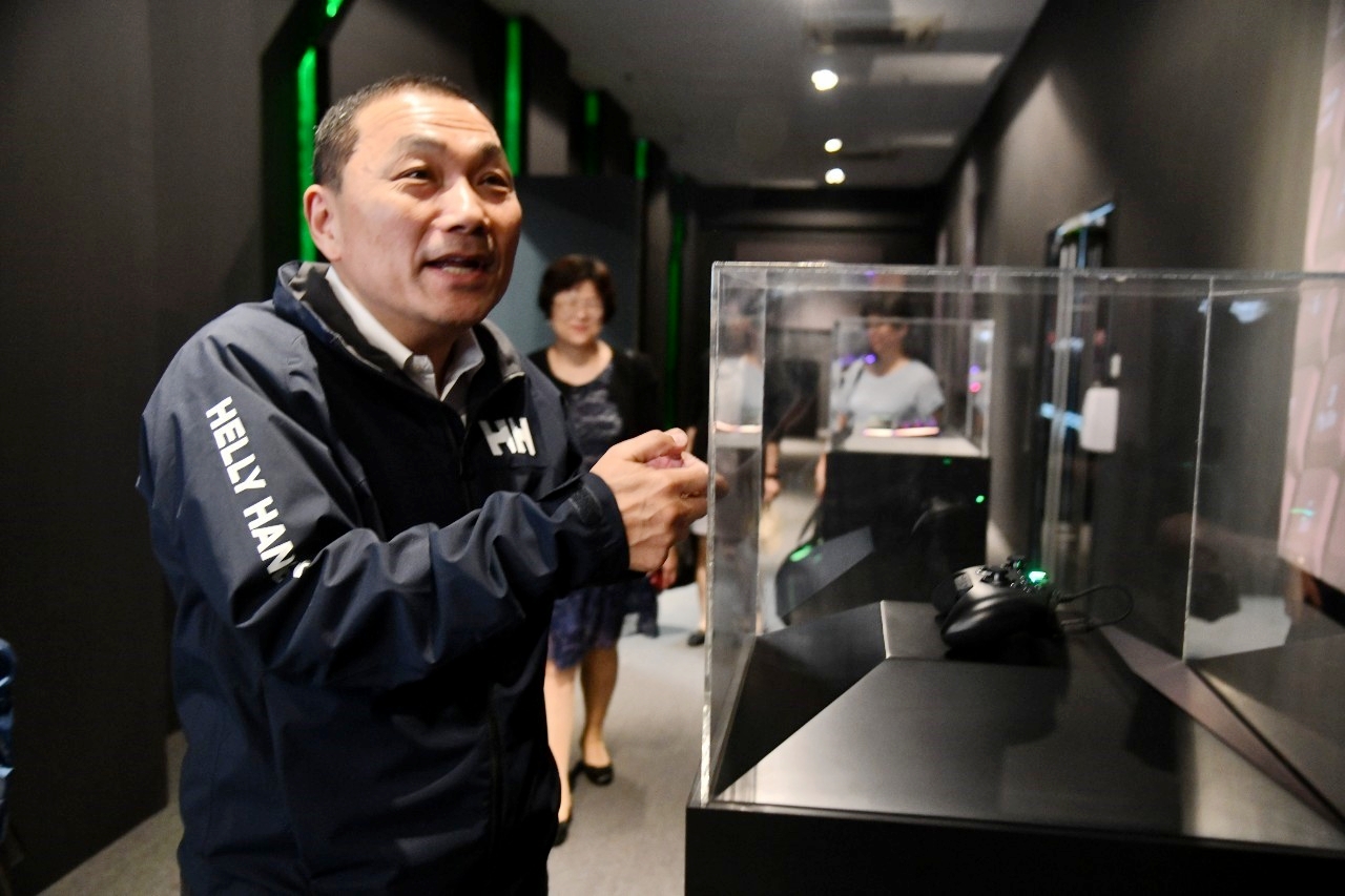 侯友宜市長參觀雷蛇最新研發的電競產品。