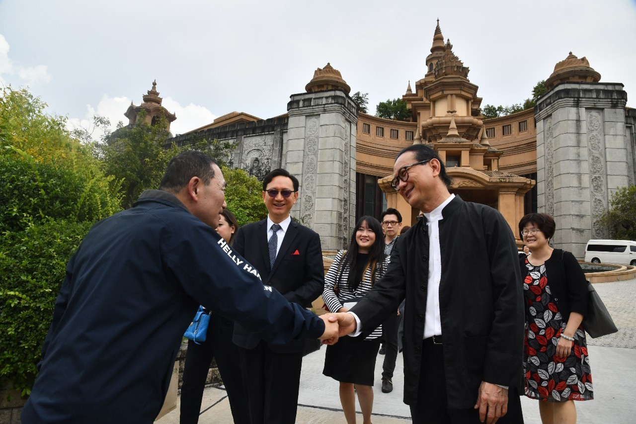 安美德集團總裁邱威功歡迎侯友宜市長一行到訪。