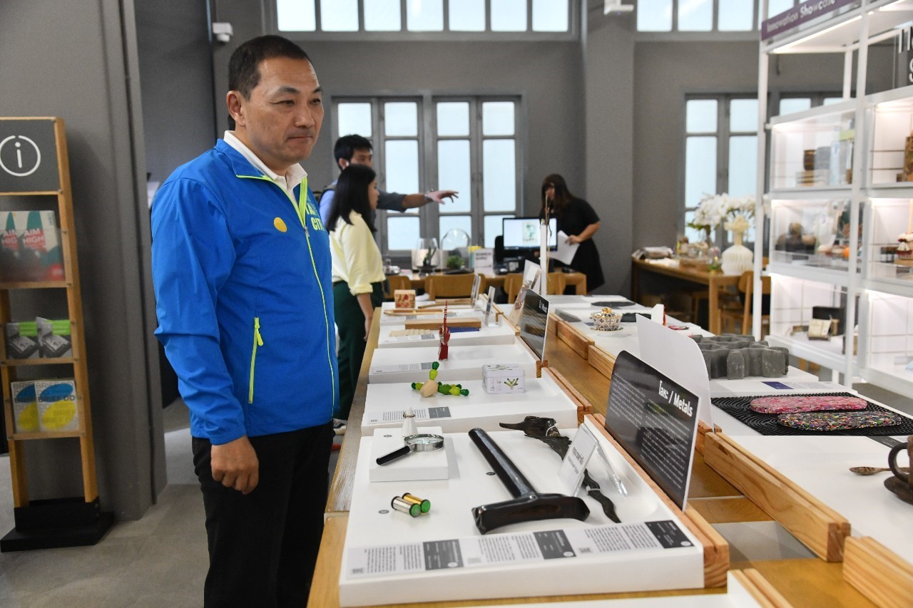 侯友宜市長參訪泰國文創商品。