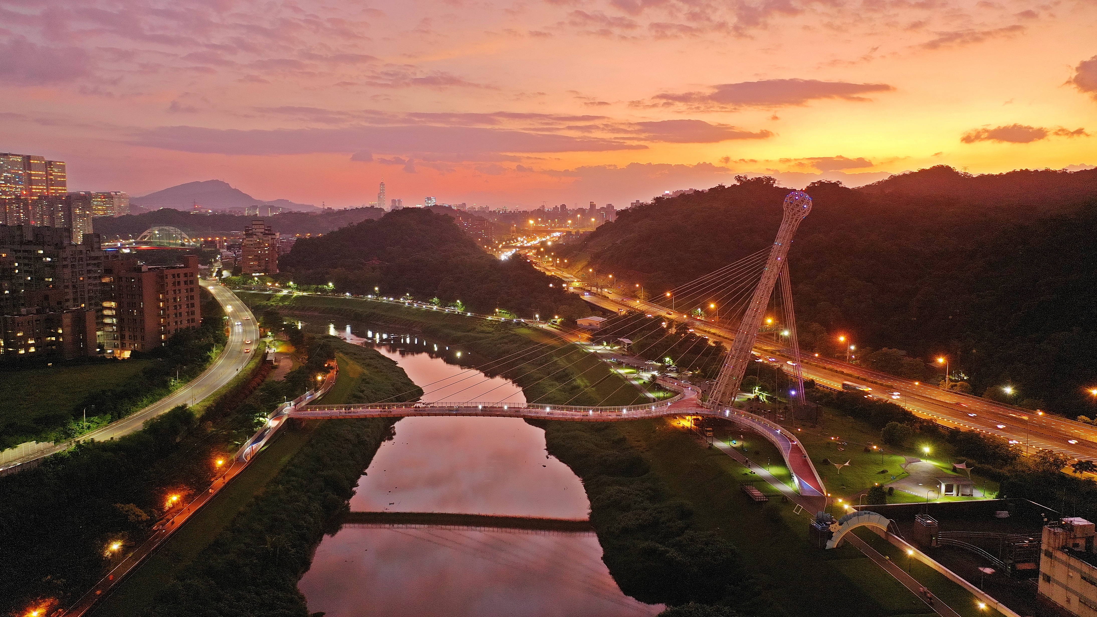 橫跨基隆河兩岸，S型的橋身，猶如一條巨龍跨越基隆河，映襯著河面倒影，氣勢萬鈞