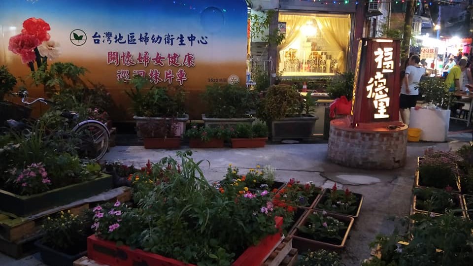 木紋立牌搭配古井造型底座，夜間點燈讓小花園成為福德里新「亮點」