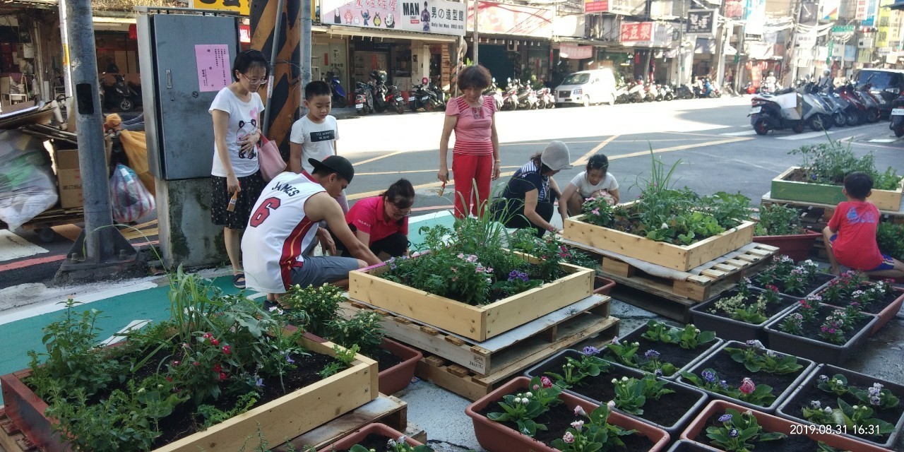 大朋友小朋友攜手合作，打造街角小花園