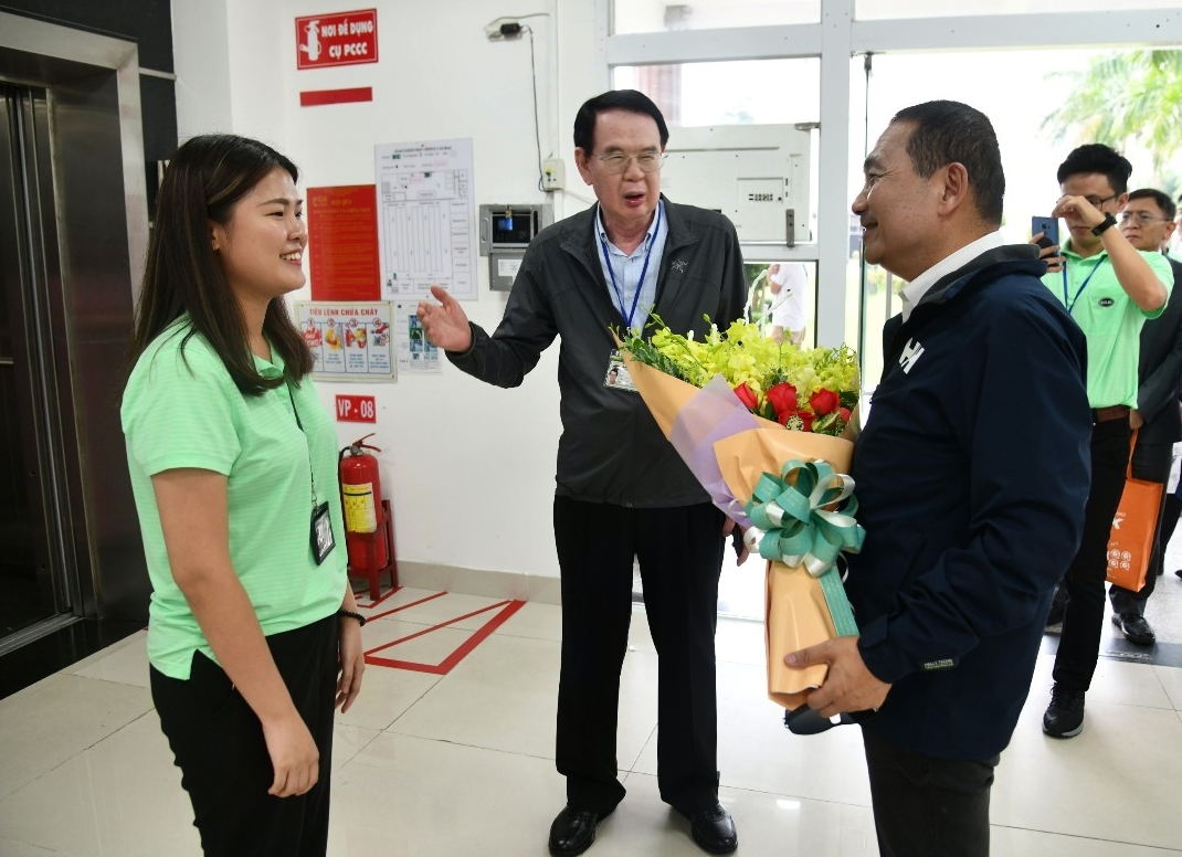 侯友宜市長由儒鴻企業董事長洪鎮海陪同參觀越南同奈省的仁澤成衣廠，台灣新住民第二代廠長Rita獻花歡迎。