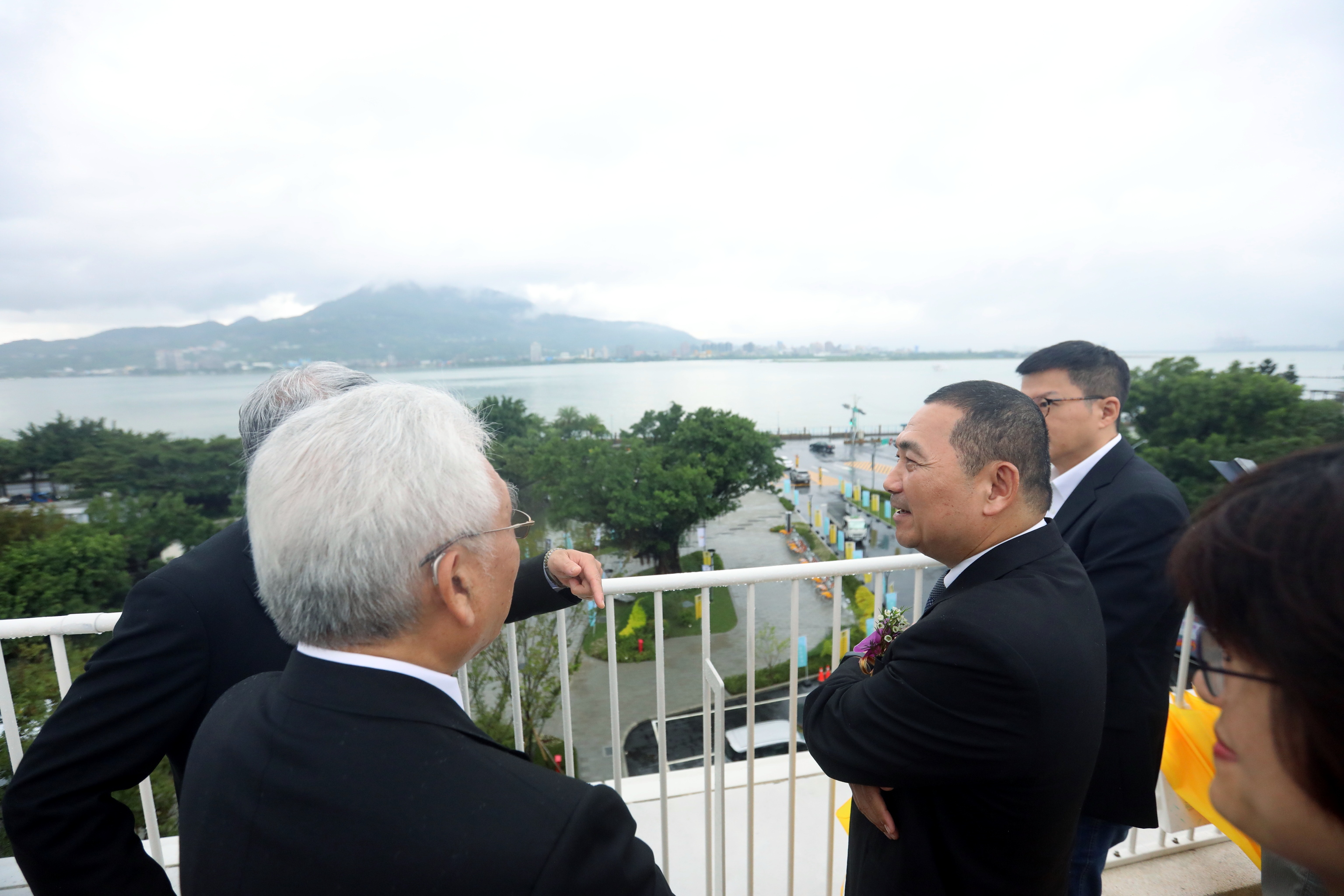 「淡水滬尾藝文休閒園區」緊臨淡水河畔，坐擁淡水夕照與觀音山美景。