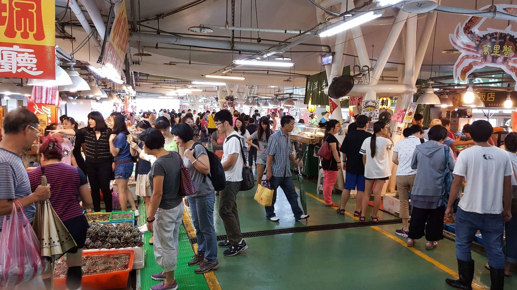 石門富基魚市滿滿採購海鮮的人潮