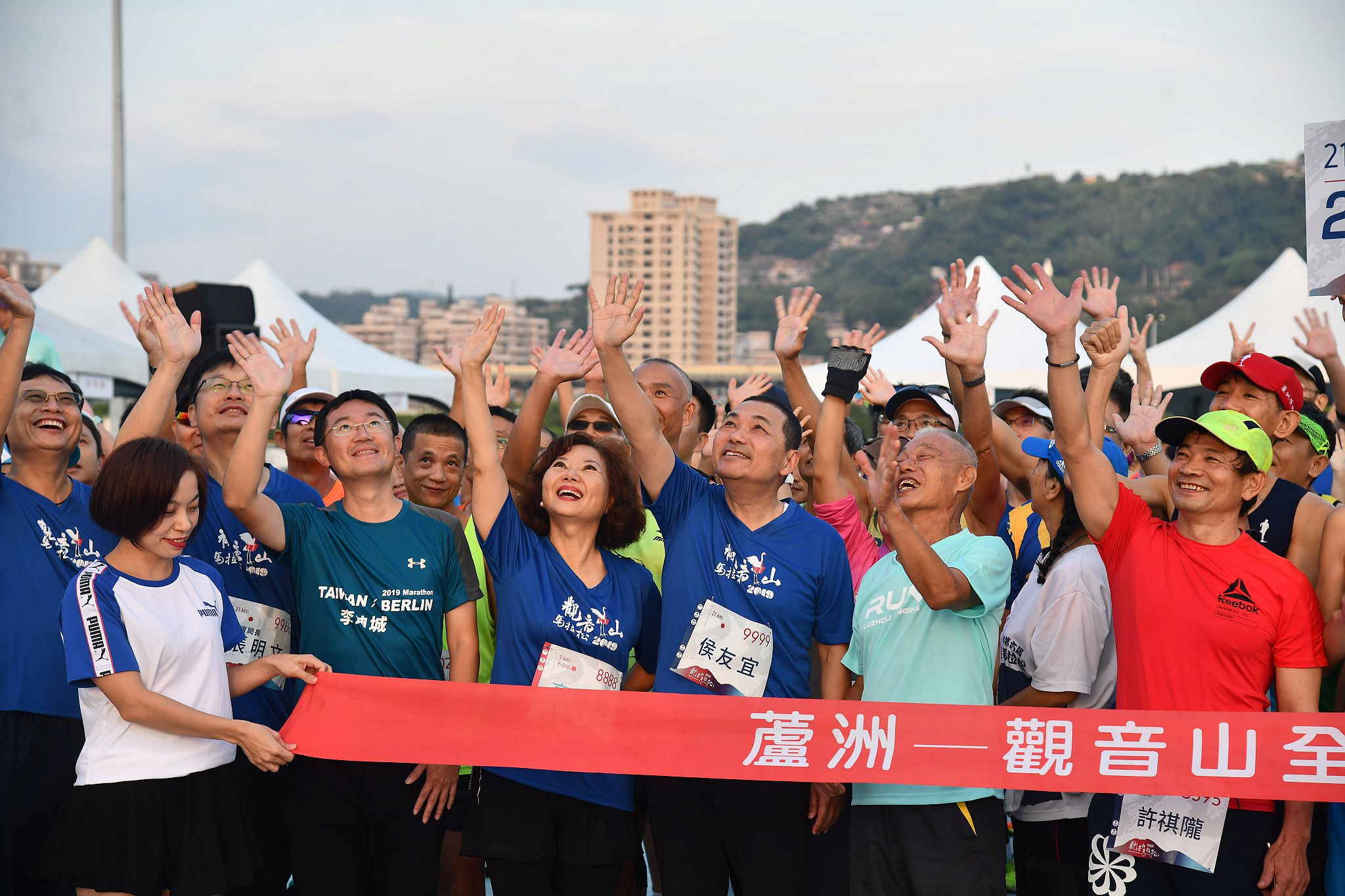 侯友宜為半馬選手加油打氣