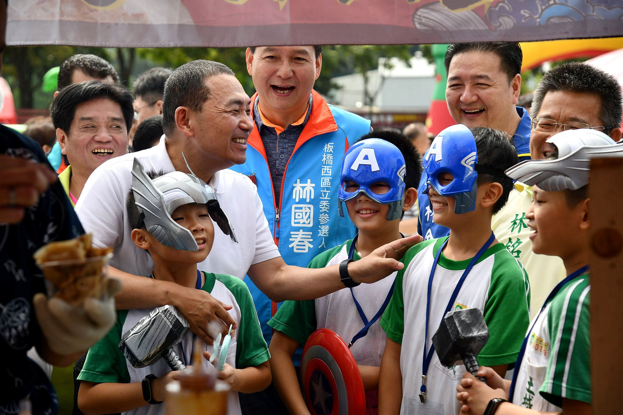 侯友宜和土城國小小朋友一起逛攤販