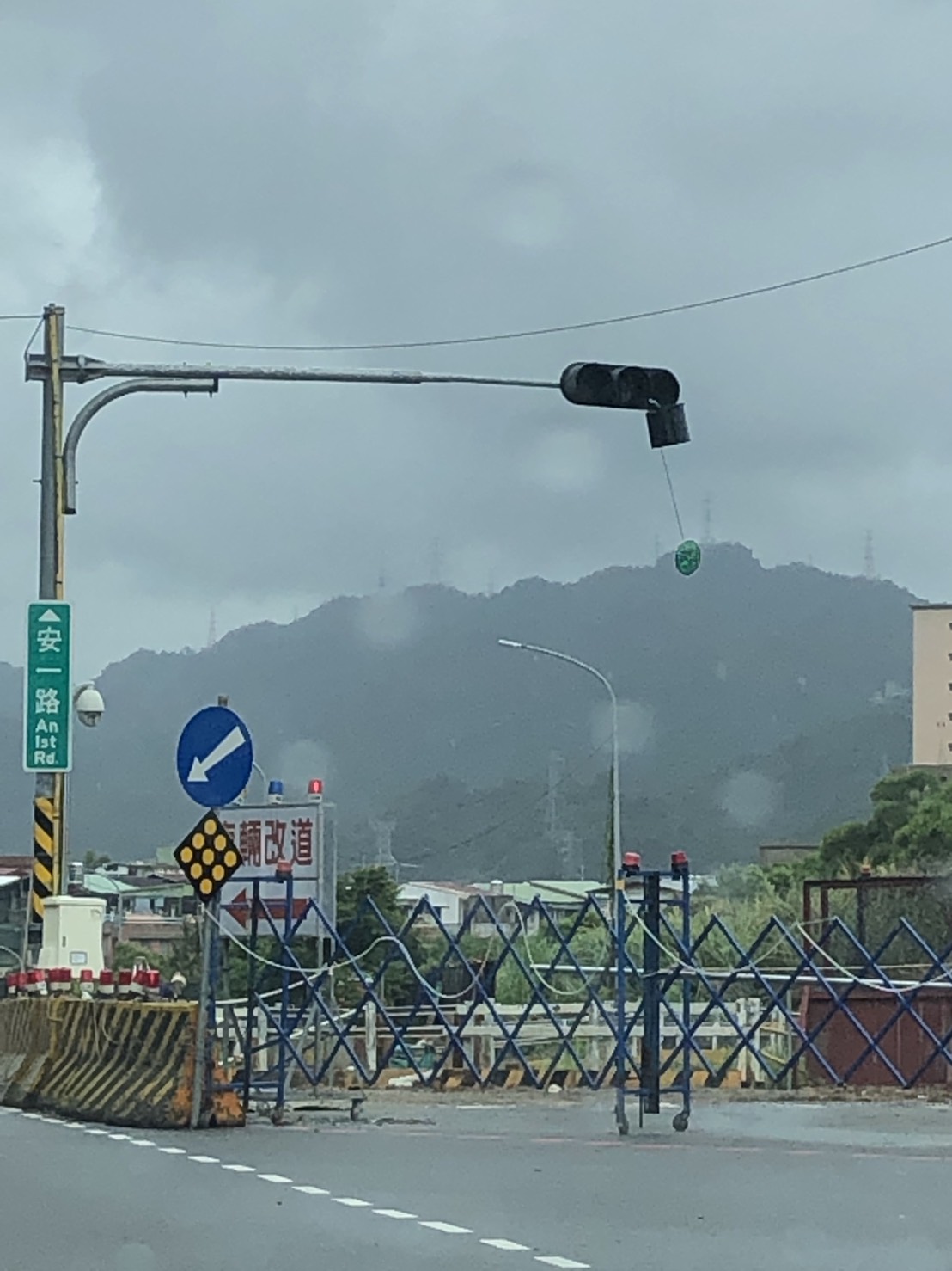 新店安一路號誌燈修復前