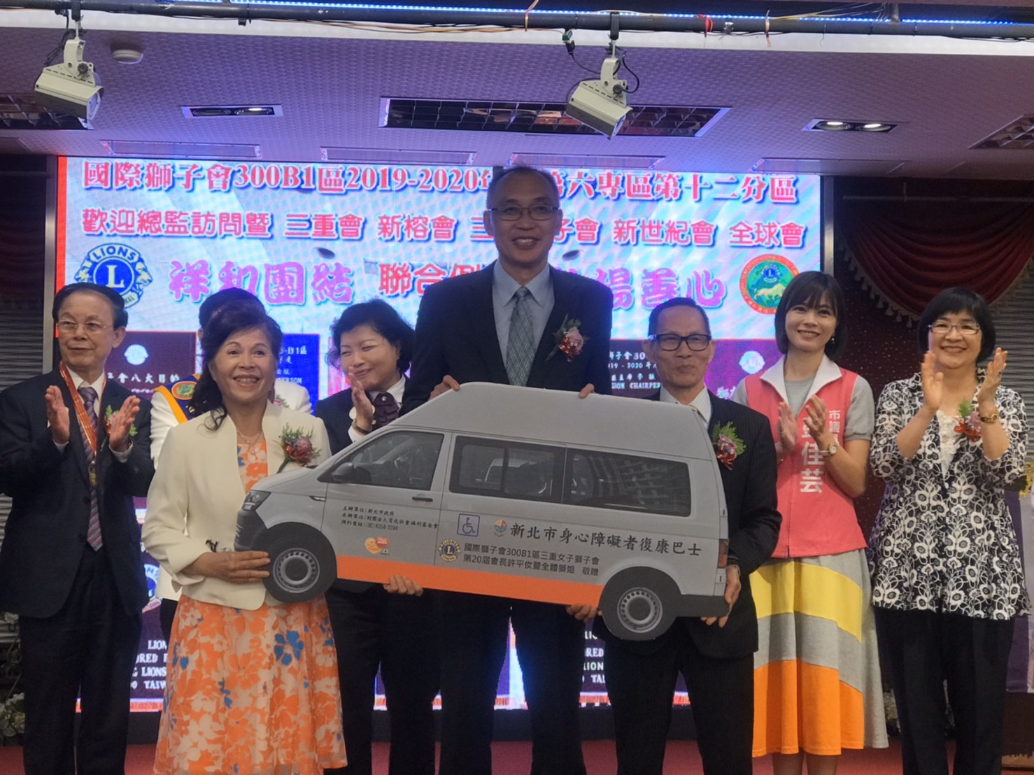三重女獅會由前會長林玉玲（左2）代表捐贈  由謝政達（中）代表受贈