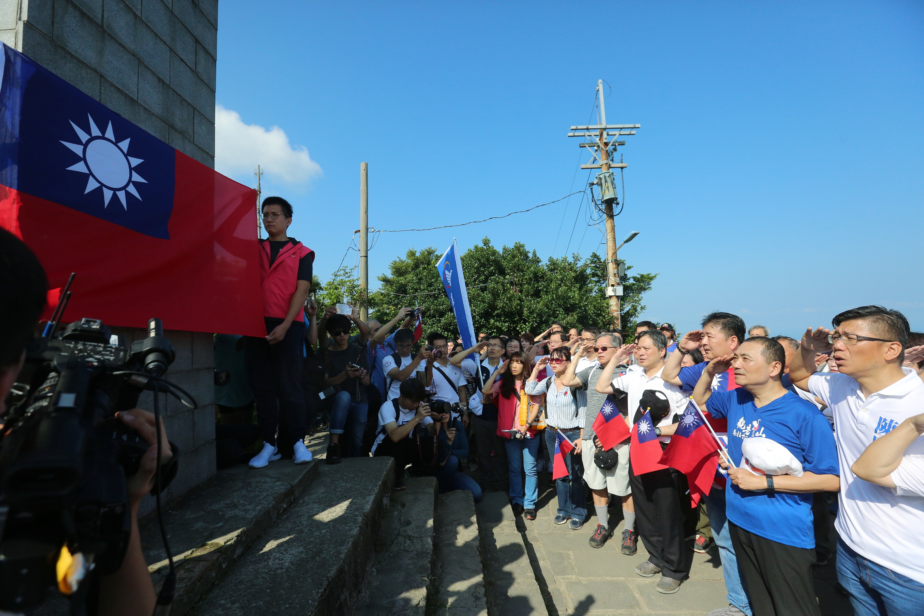 108年國慶日登硬漢嶺活動，侯友宜市長率市府團隊齊唱國歌與國旗歌展現對國家的熱愛