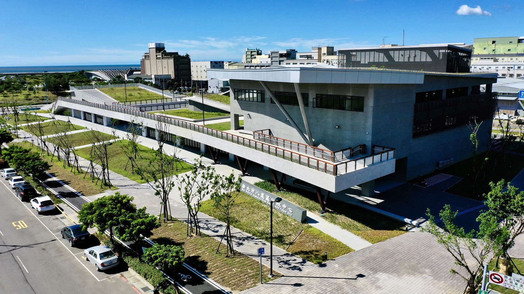 八里行政大樓外觀已完工，正在進行室內裝修中