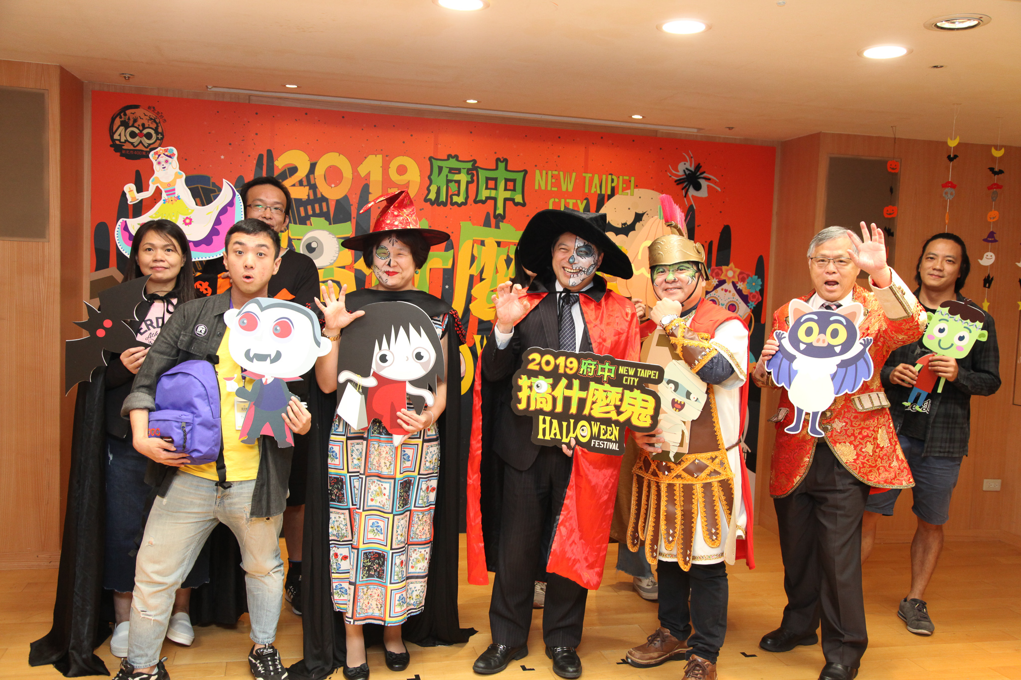 2019府中搞什麼鬼全新活動加超值優惠等你來(前排左二起：經發局長何怡明、新北市副市長吳明機、板橋區商圈景觀發展協會理事長洪啟峰)