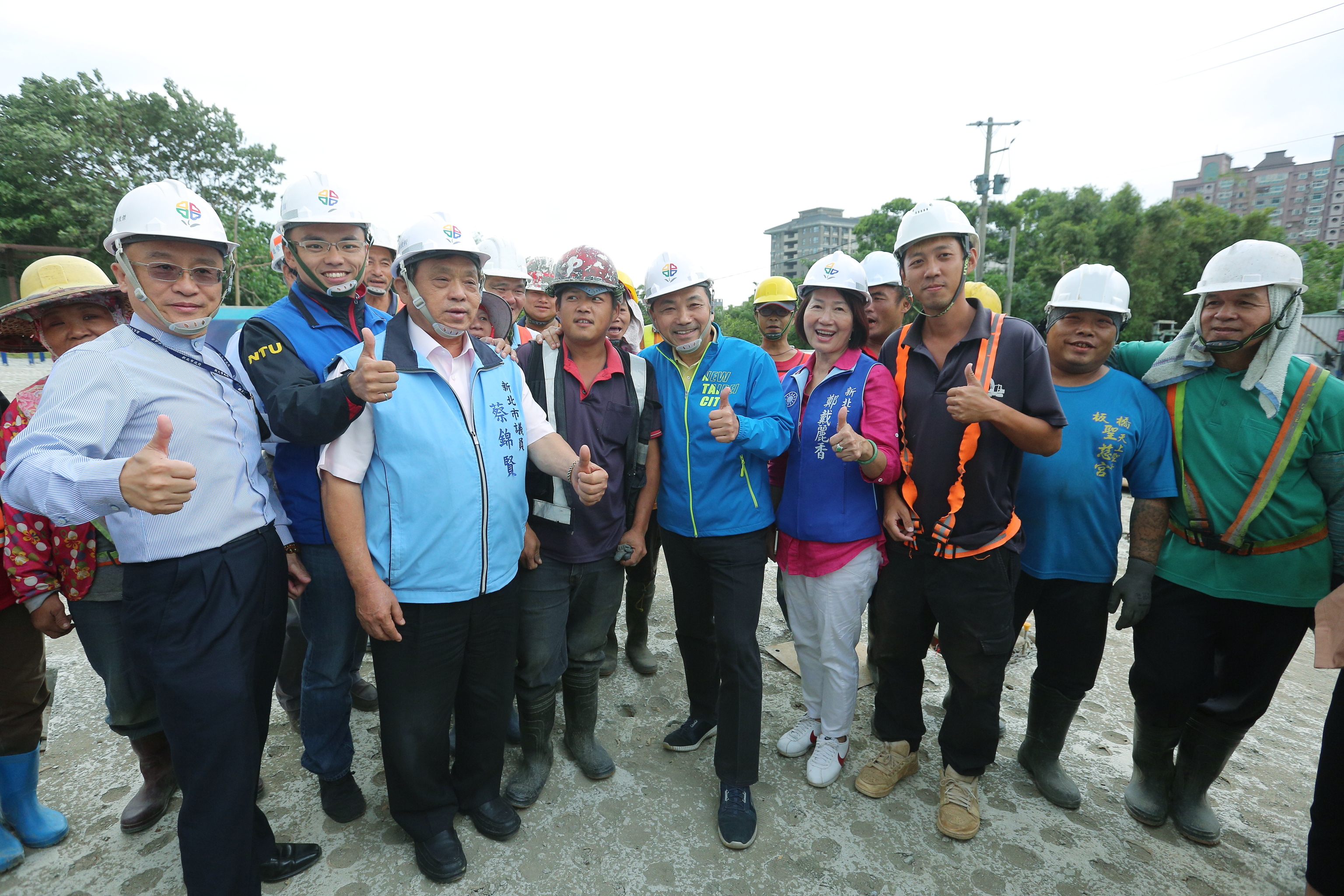侯友宜市長視察八里渡船頭公園工程，感謝工程人員的辛苦