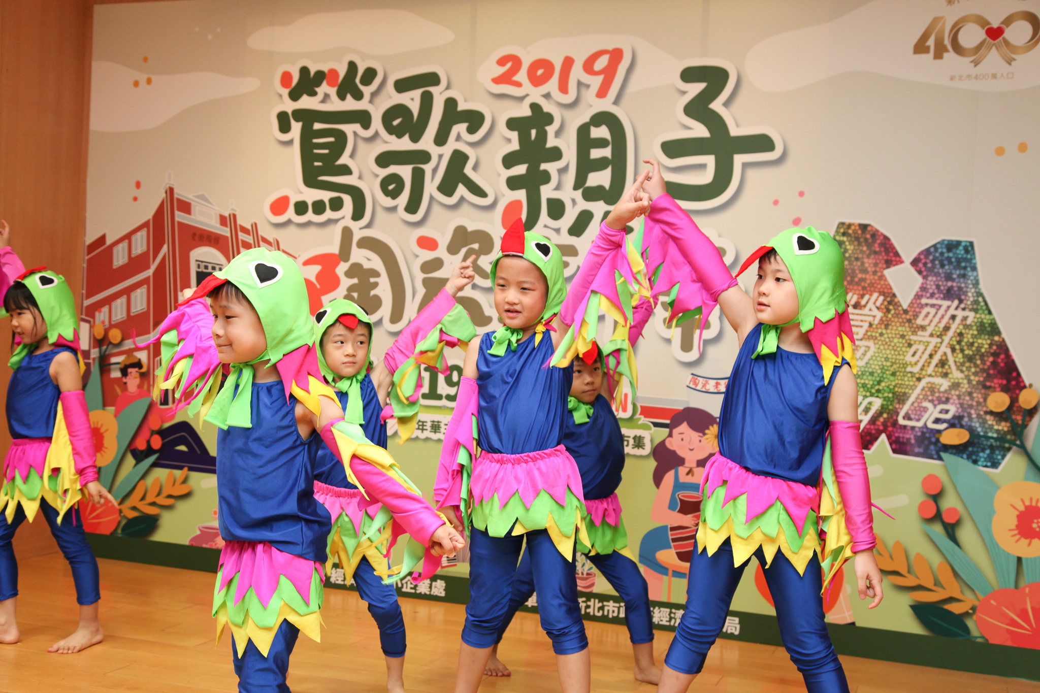 以「鸚哥」為變裝主題，邀集大小朋友一同穿搭上鳥類的裝扮元素共同變裝遊行踩街