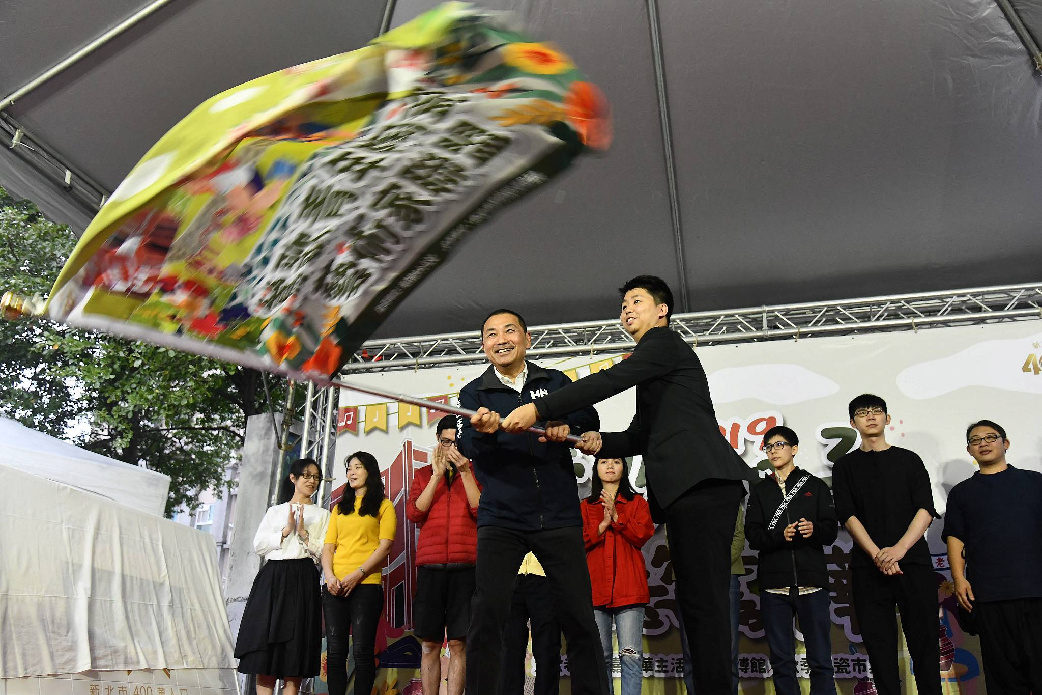 侯友宜市長授旗青年陶藝家