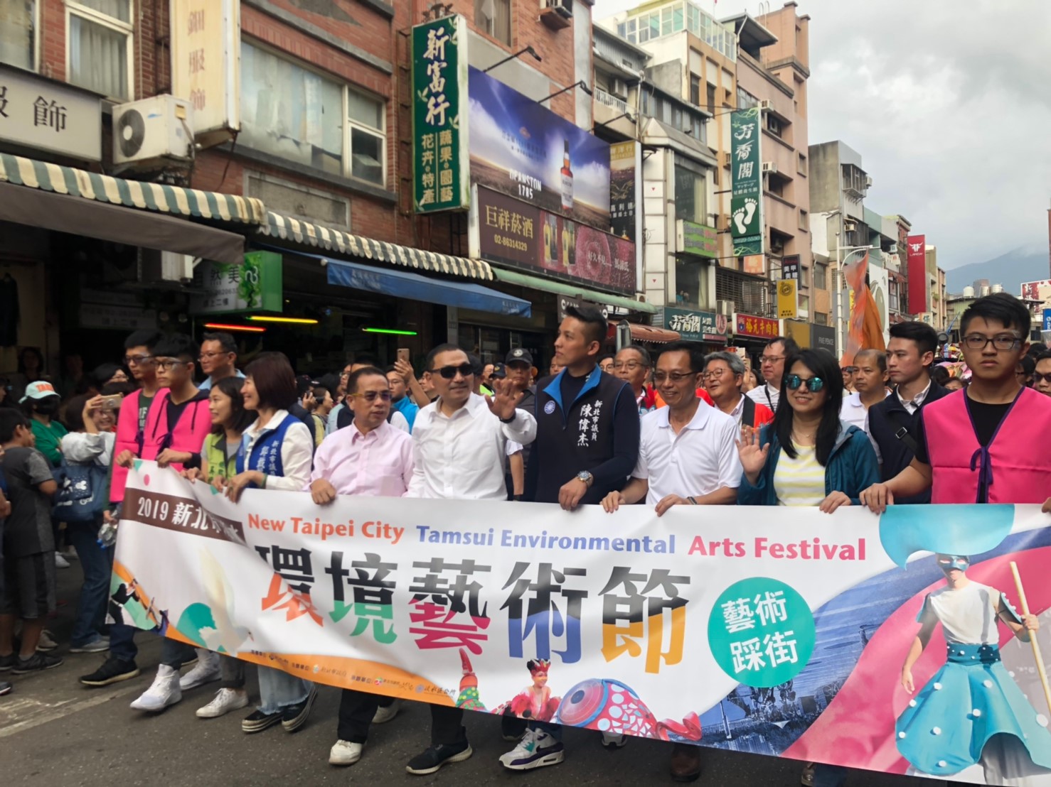 市長侯友宜帶隊踩街