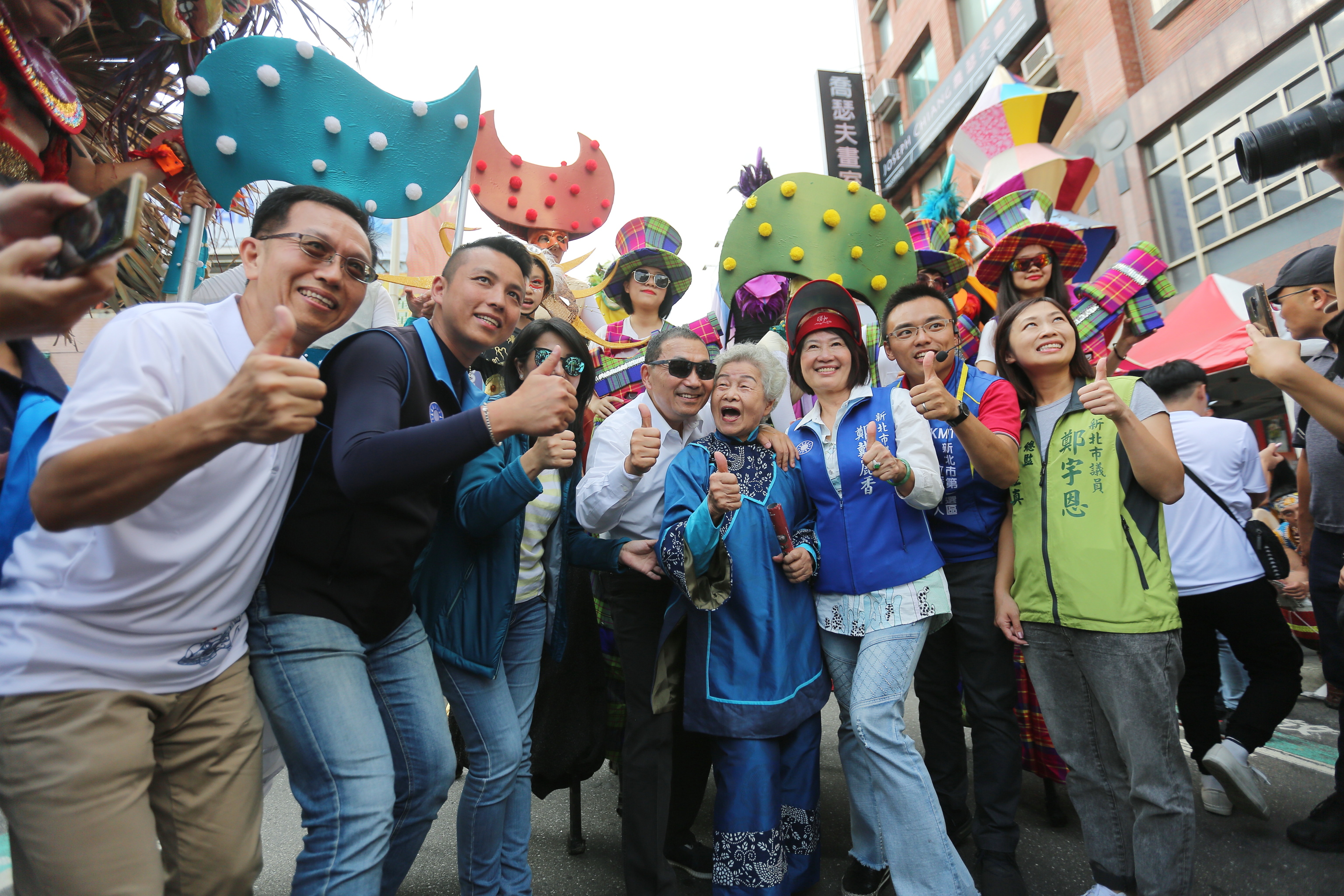 2019新北市淡水環境藝術節踩街開幕式，侯友宜市長與踩街隊伍合影