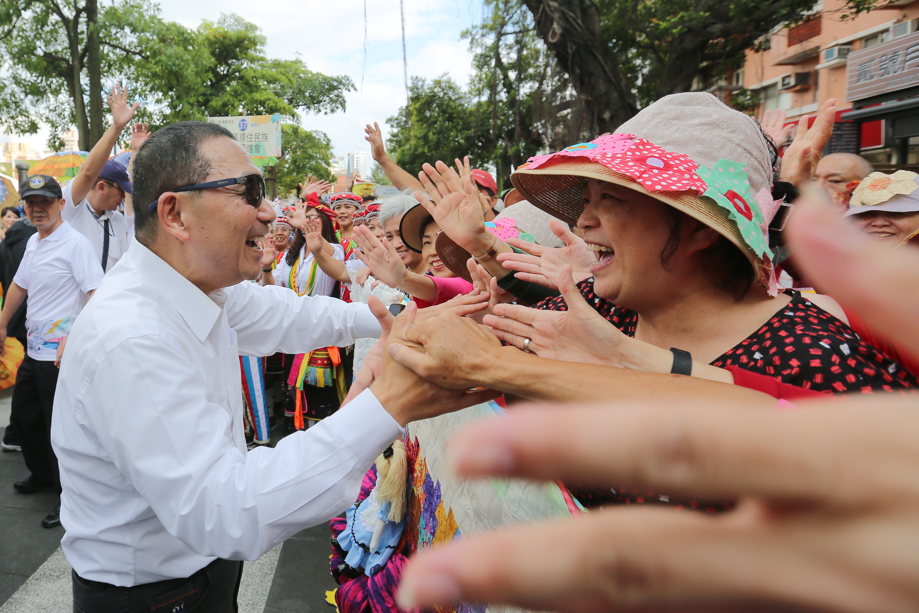 2019新北市淡水環境藝術節，侯友宜市長一一與踩街隊伍加油致意