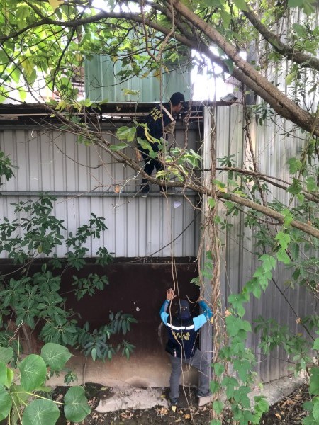 為避免打草驚蛇，重案組成員先前往廠區後方進行蒐證，拍攝到場內確有工作人員，經全面掌握廠內作業情形後，立即進廠稽查