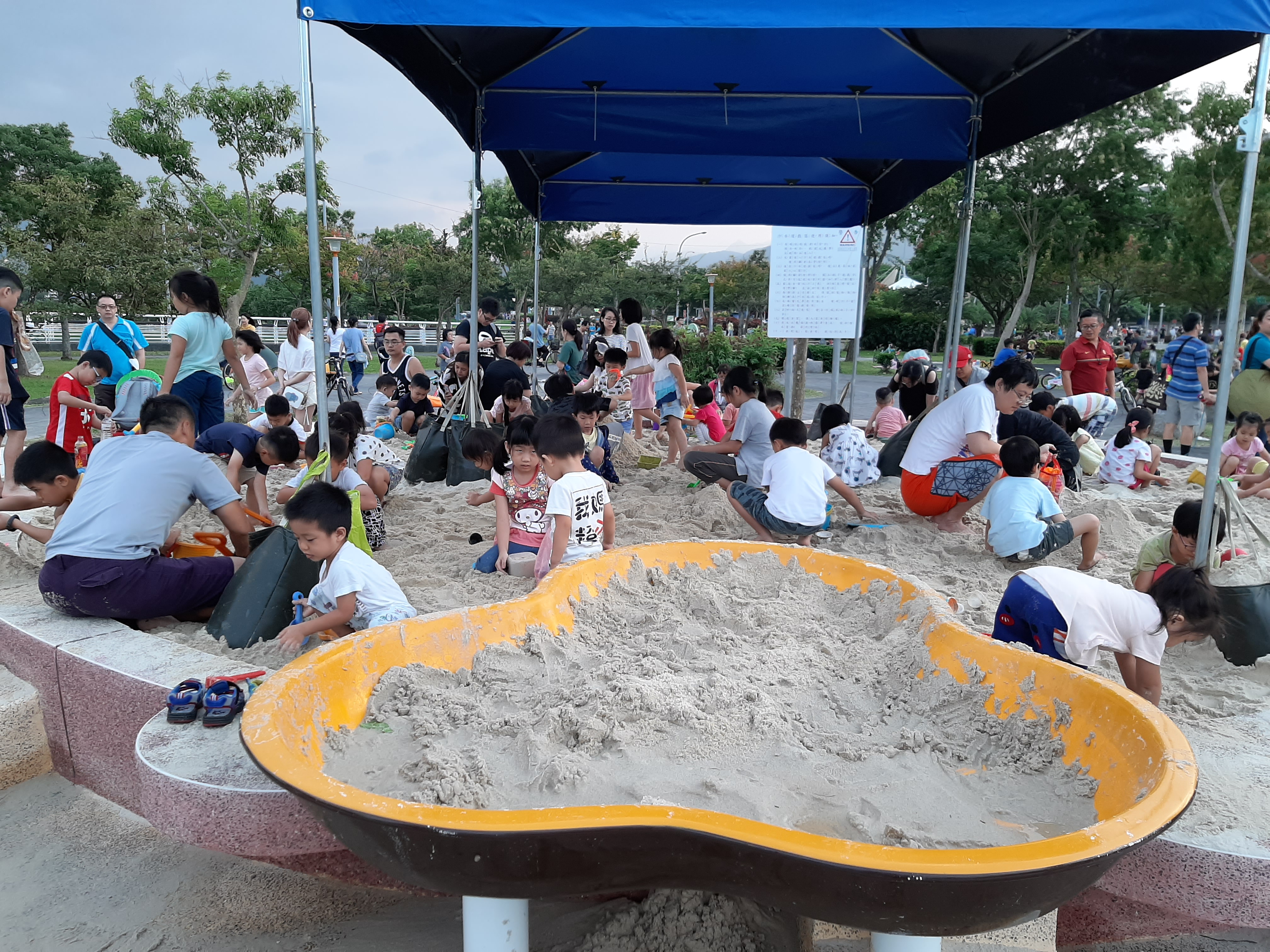 周邊步行區域則以草葉圖案相襯