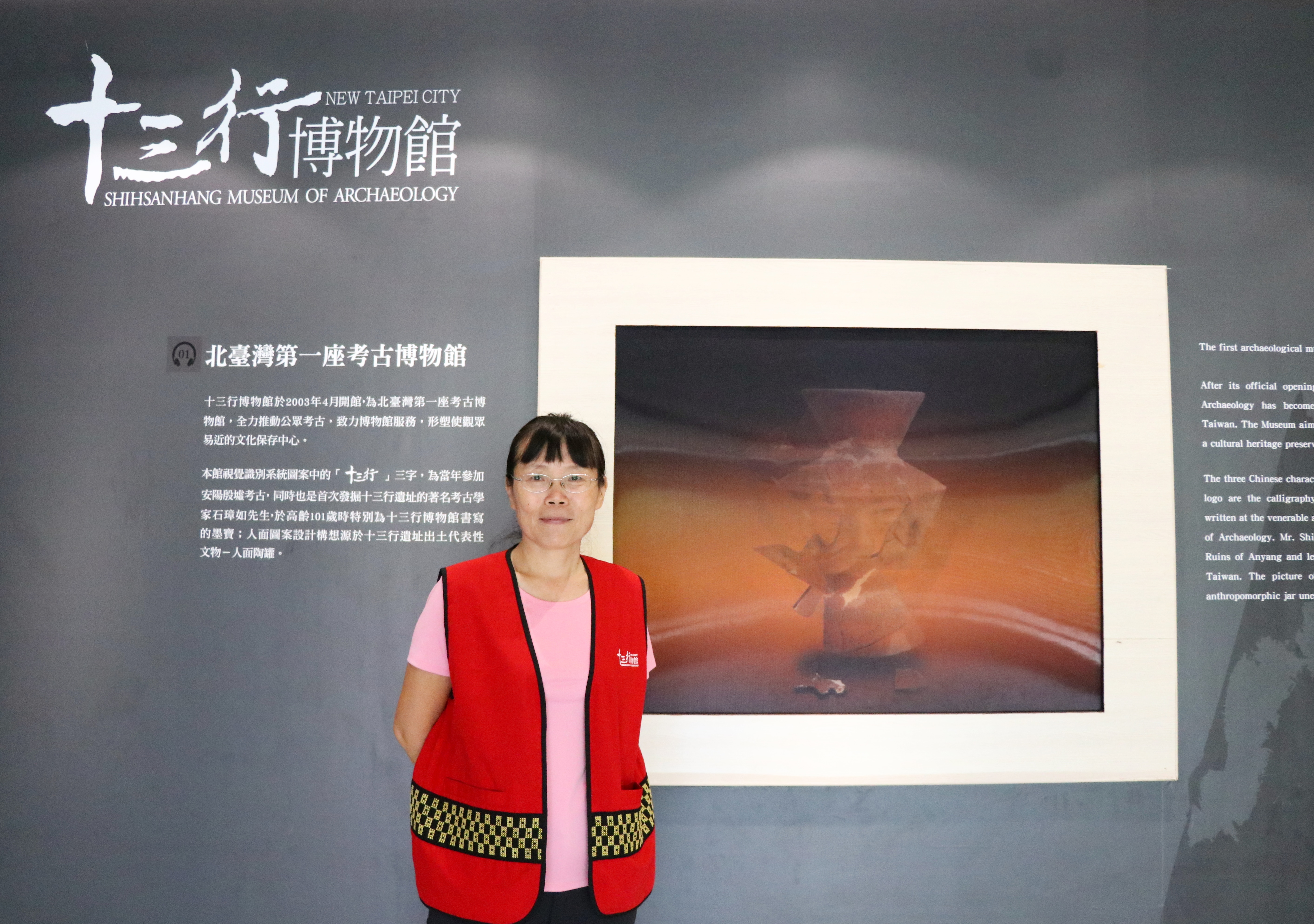 圖1曾是高中軍訓教官的張淑利，退伍後樂當十三行博物館導覽志工。.