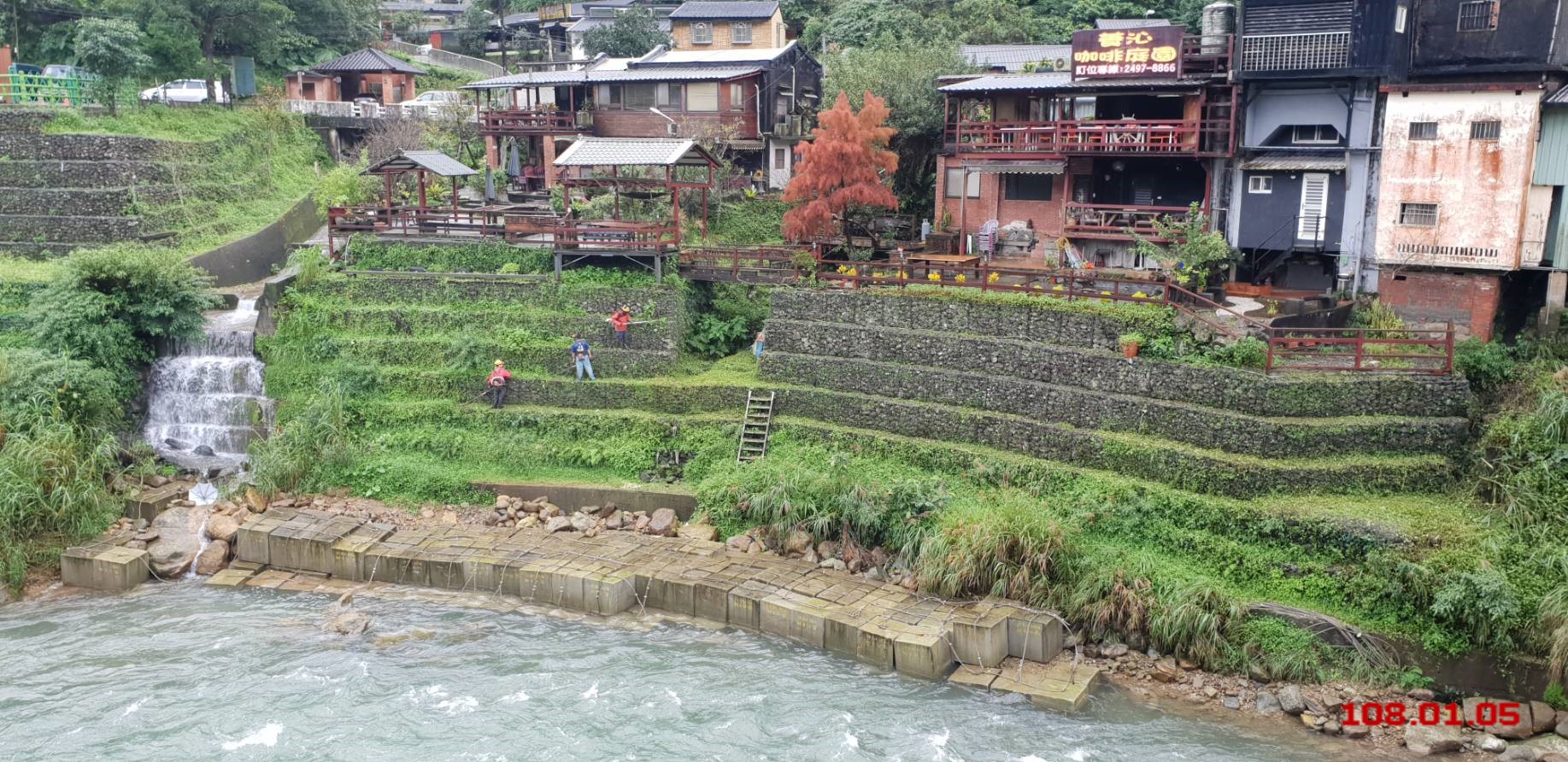本府水利局從民國102年肩負起基隆河上游三貂嶺護岸周遭的環境清潔及除草等例行性維護工作