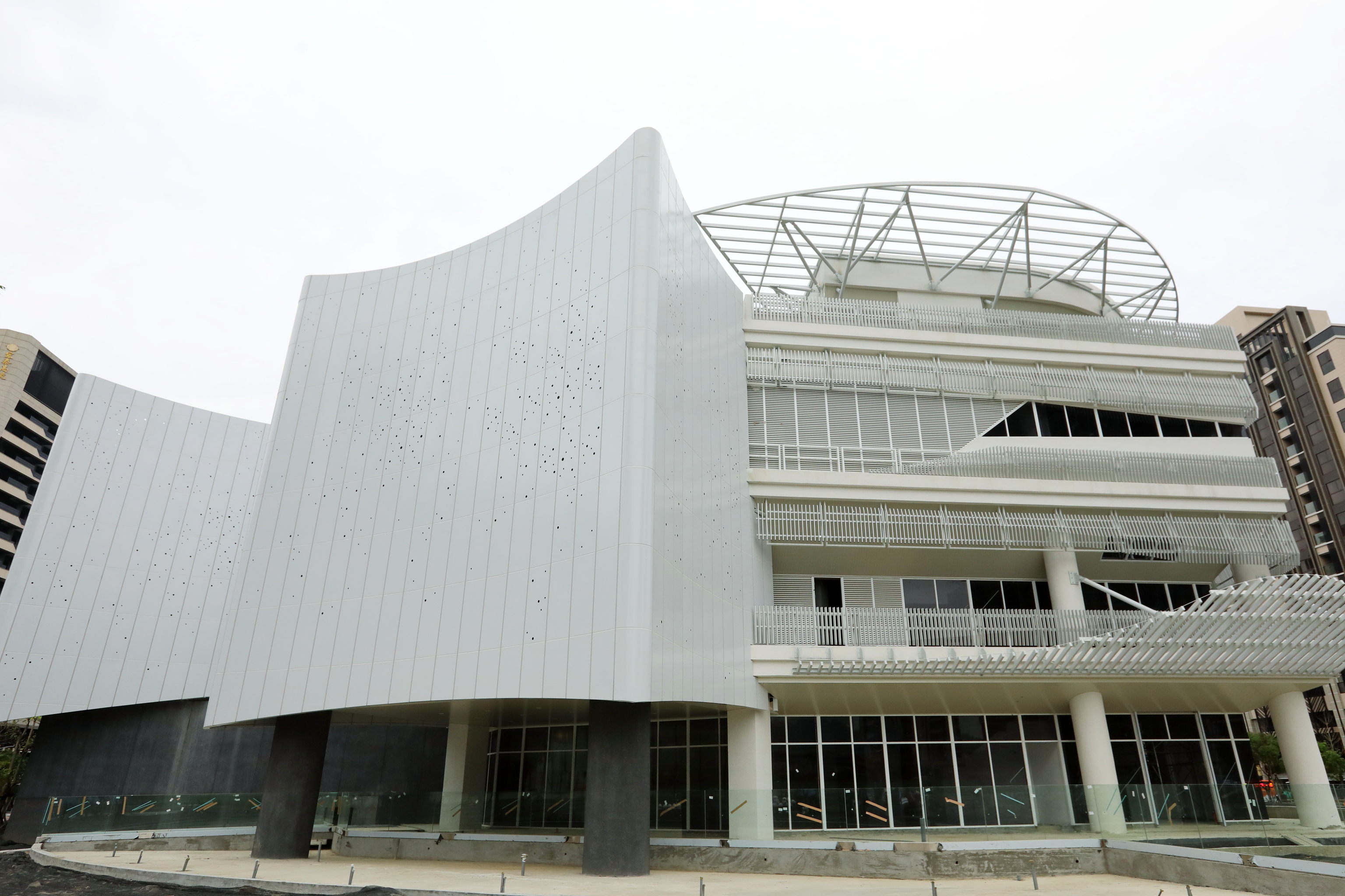 建築的建造是以「時間與空間的蒙太奇」為設計概念，展現未來感與科技感