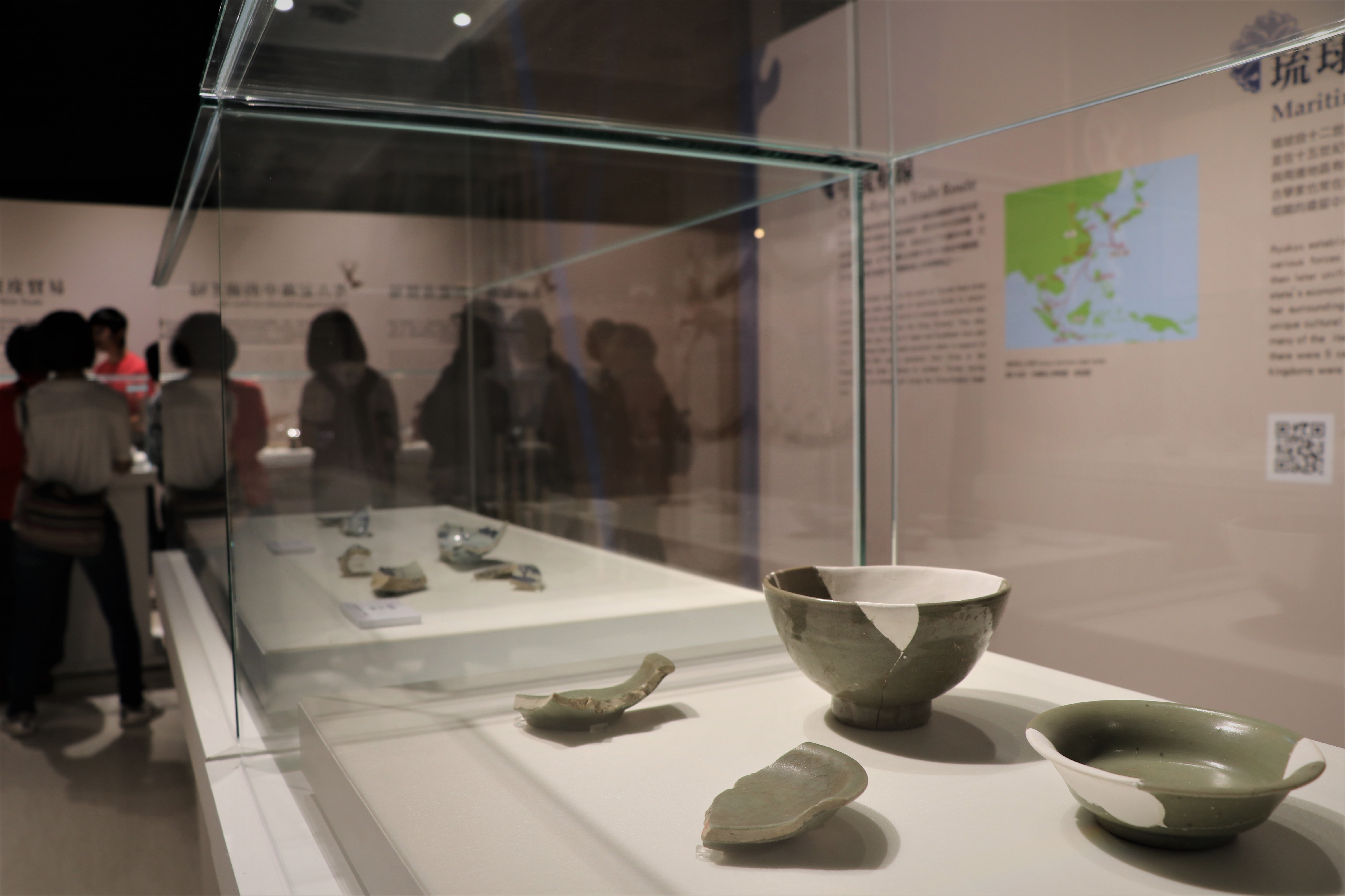 圖2一次展出自琉球王國「勝連城」、「御物城」出土元代明代的青瓷等中國貿易瓷。.